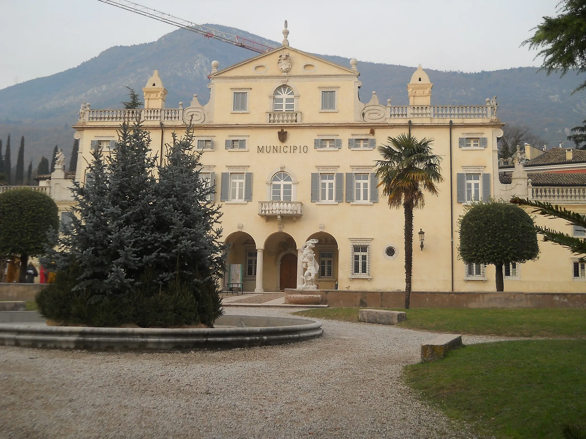 Photo showing: Facciata dell'edificio comunale di Caprino Veronese