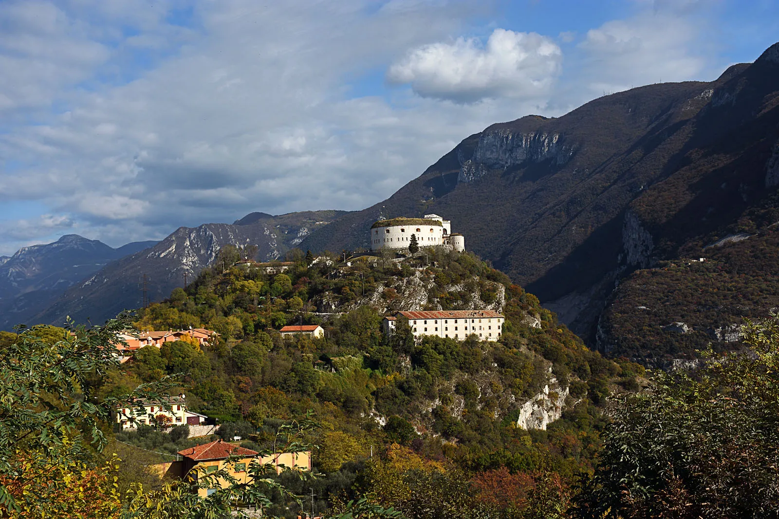 Photo showing: The view on Fort Rivoli from the town of Rivoli Veronese.