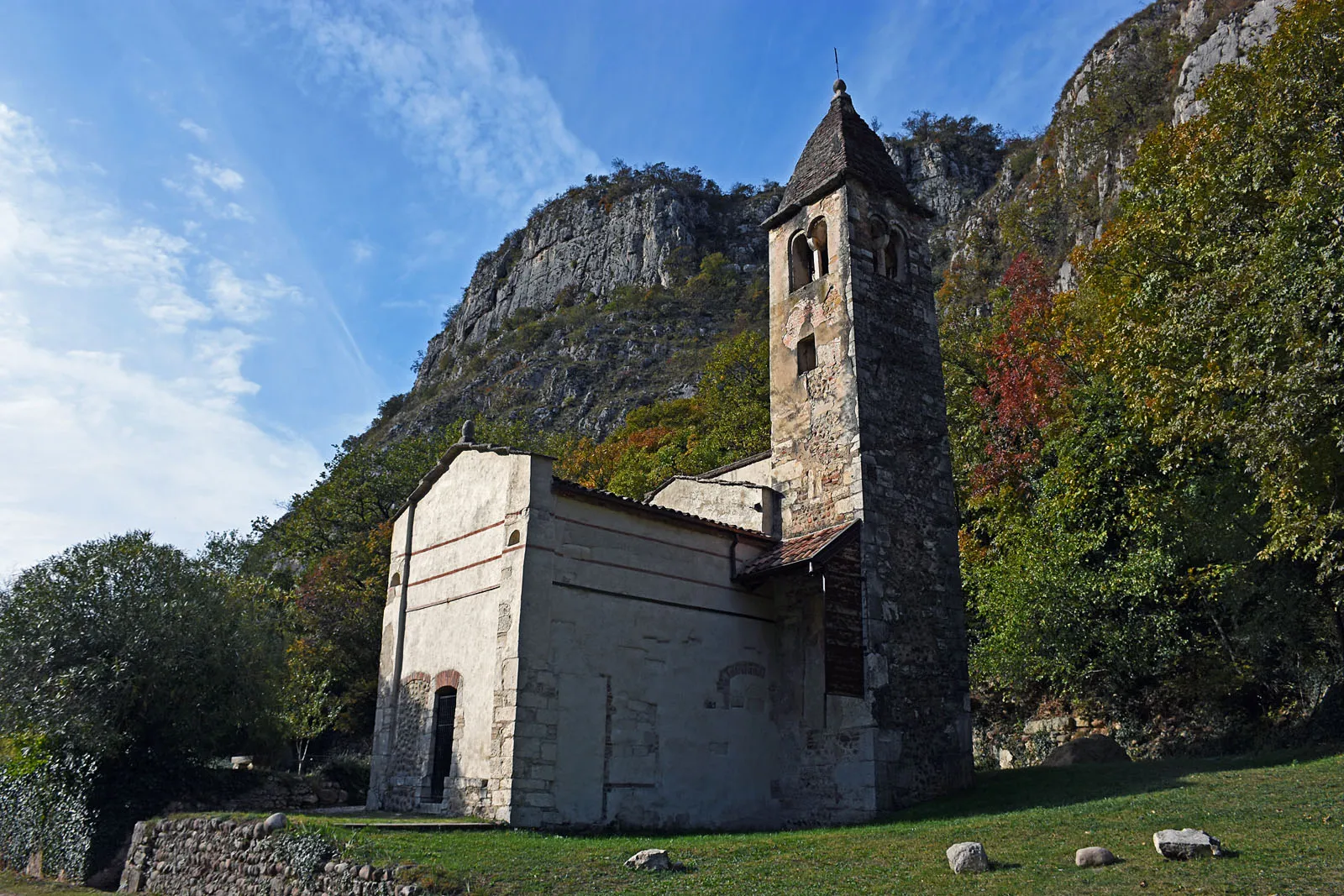 Photo showing: Chiesa di San Michele Arcangelo near Gaium, XIII century.