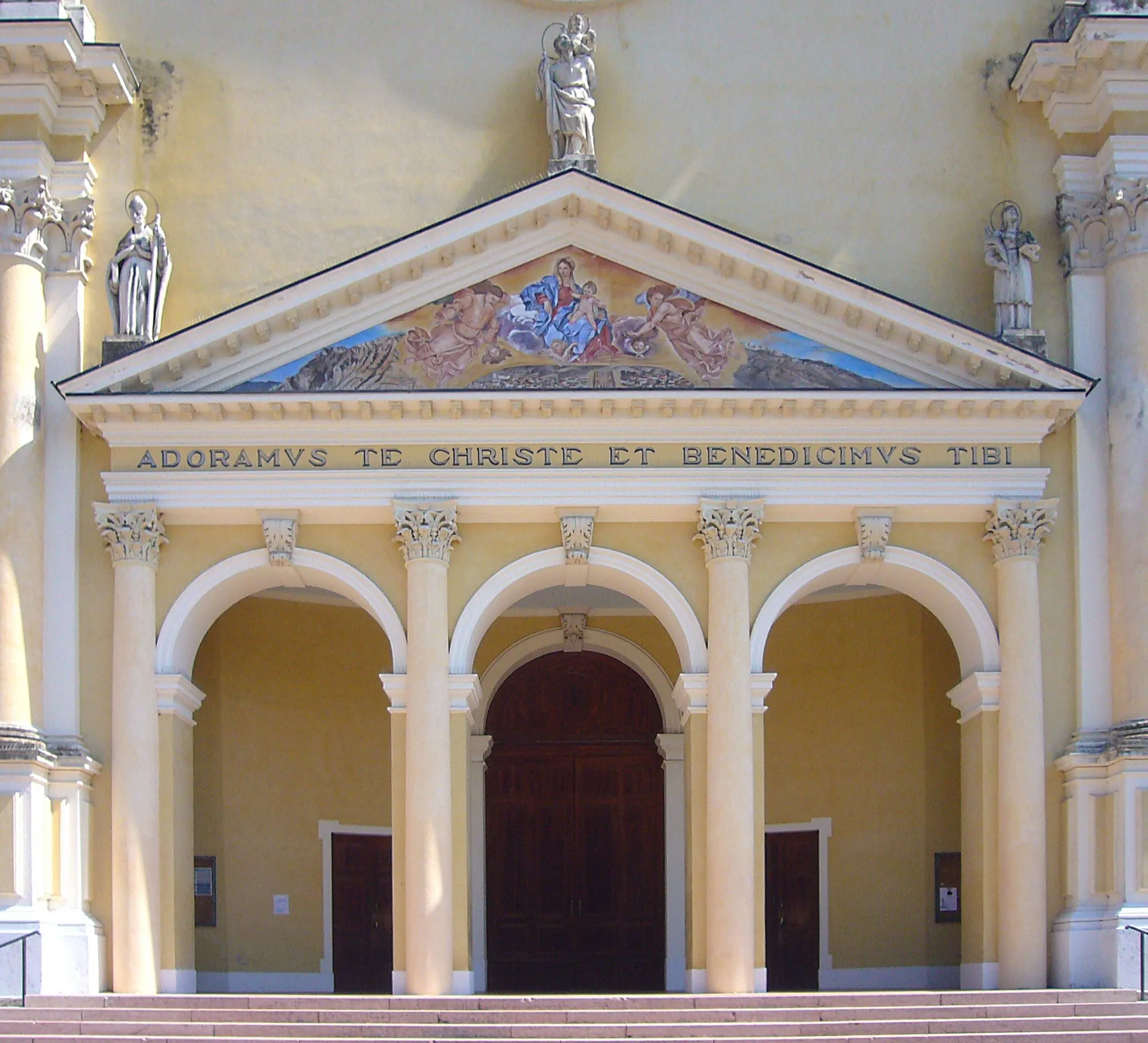 Photo showing: Il portico e i portali d'ingresso della chiesa parrocchiale di Cogollo del Cengio