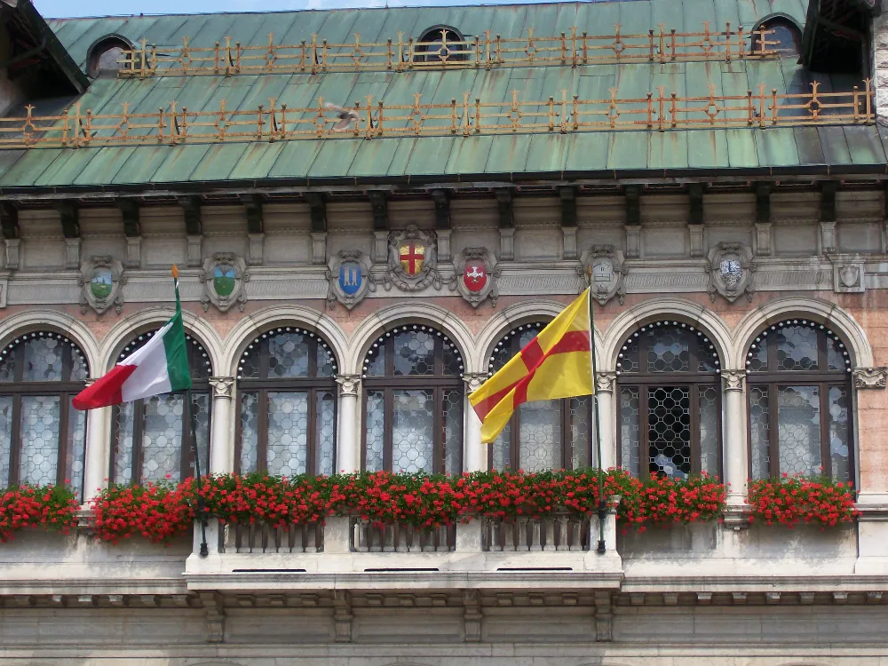 Photo showing: I sette stemmi dei comuni appartenenti alla Federazione dei 7 Comuni murati sulla facciata del Municipio di Asiago.