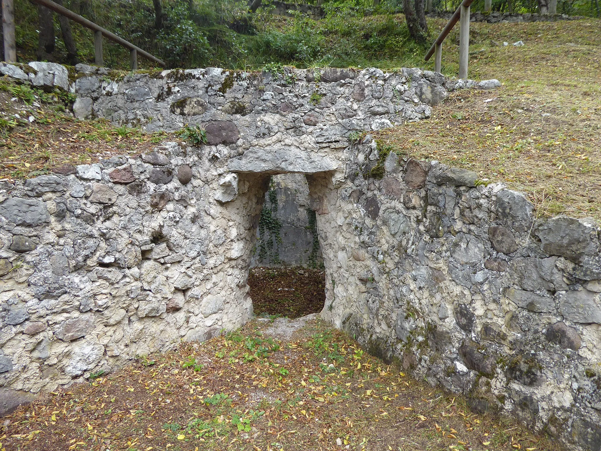 Photo showing: Lime kiln near Braila (Arco, Trentino, Italy)