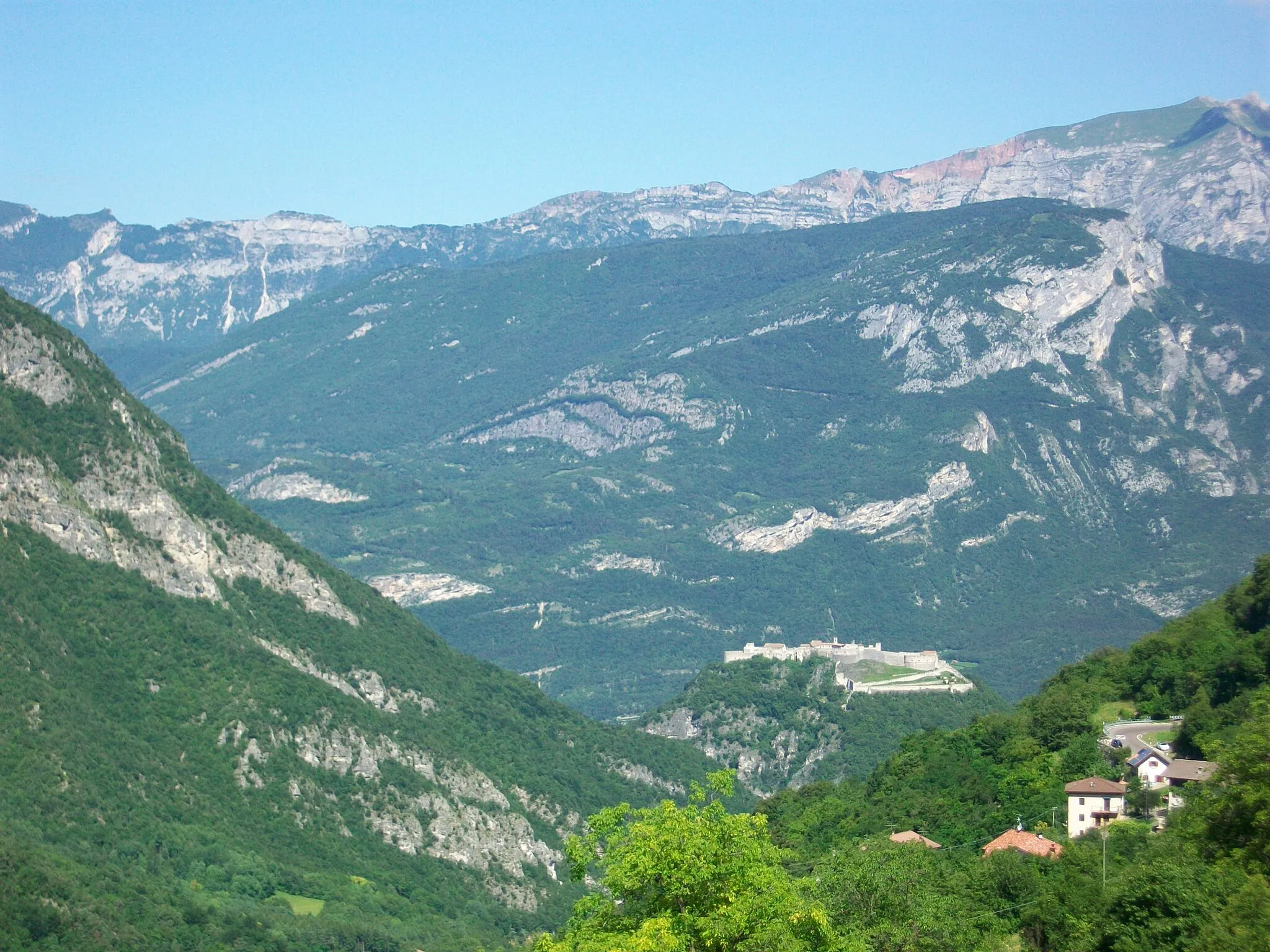 Photo showing: Mezzomonte di Sotto pohled na hrad Beseno