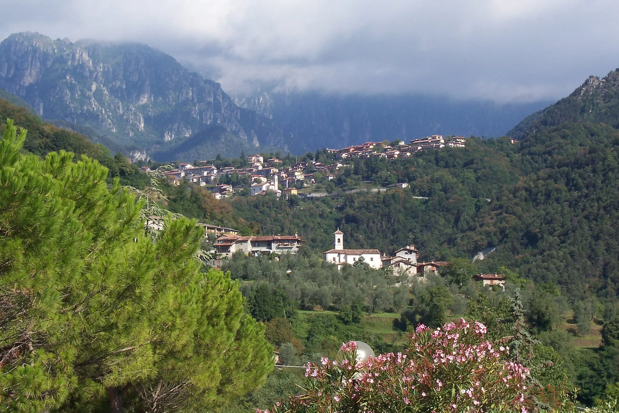 Photo showing: Tremosine, Italy: the villages Priezzo, Villa and Vesio