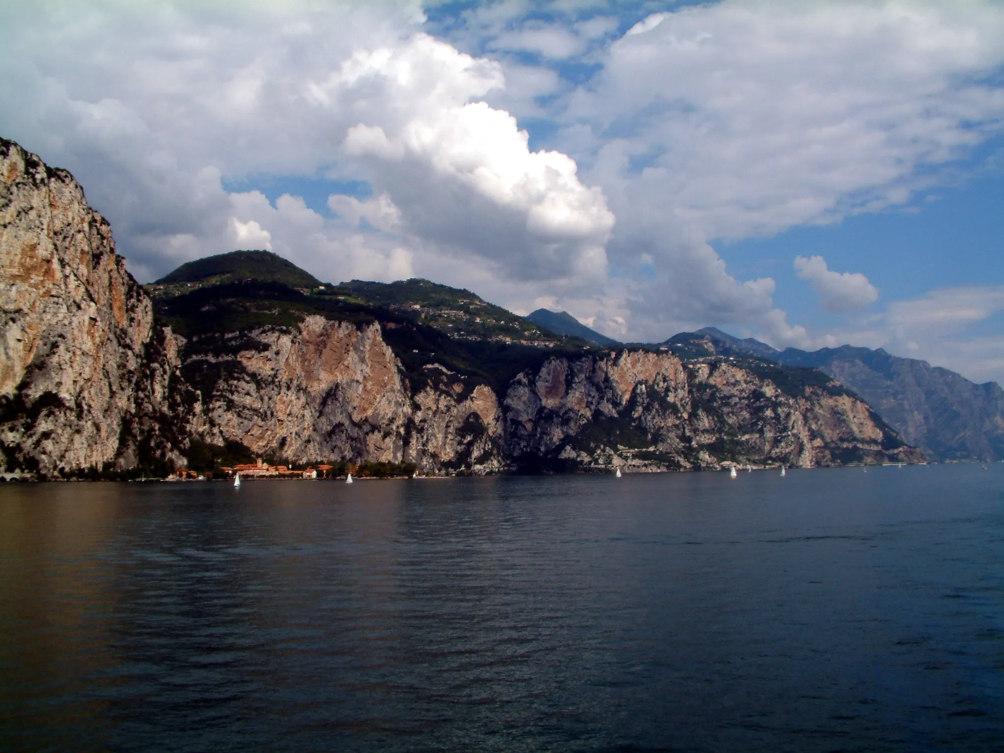 Photo showing: Vista di Tremosine dal lago di Garda
