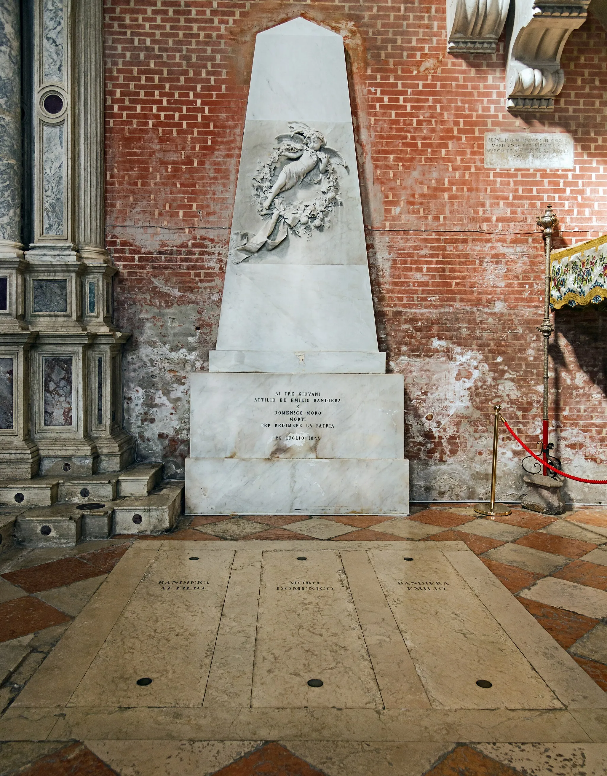 Photo showing: Santi Giovanni e Paolo in Venice. Monument to the Patriots Bandiera brothers and Moro Domenico, whose bodies were transported here in 1867.