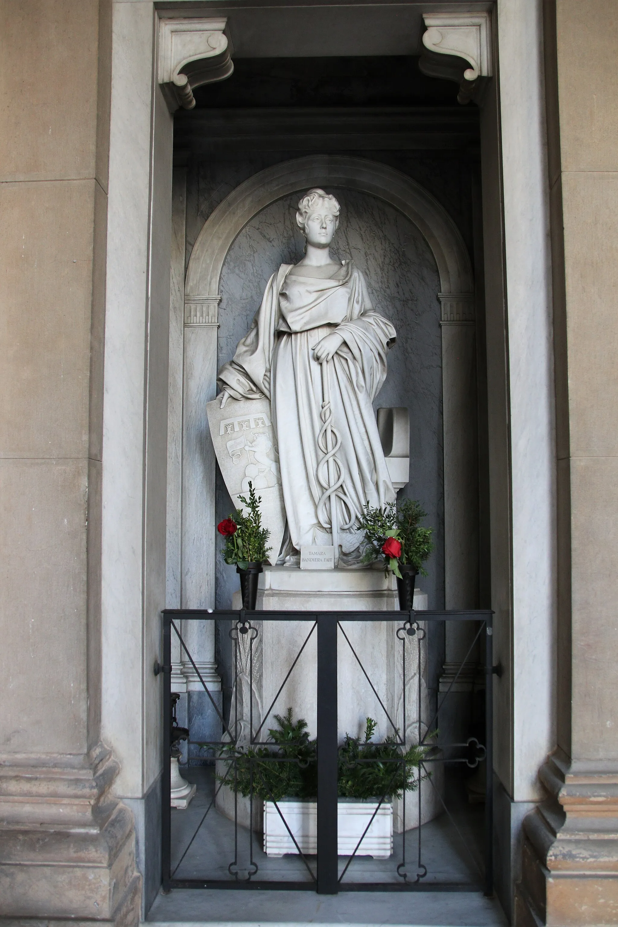 Photo showing: Figura femminile con caduceo. Tomba di Tamara Bandiera Fait, opera di Pietro Veronesi. Corsia del Colombario, ingresso a nord, Cimitero della Certosa di Bologna.