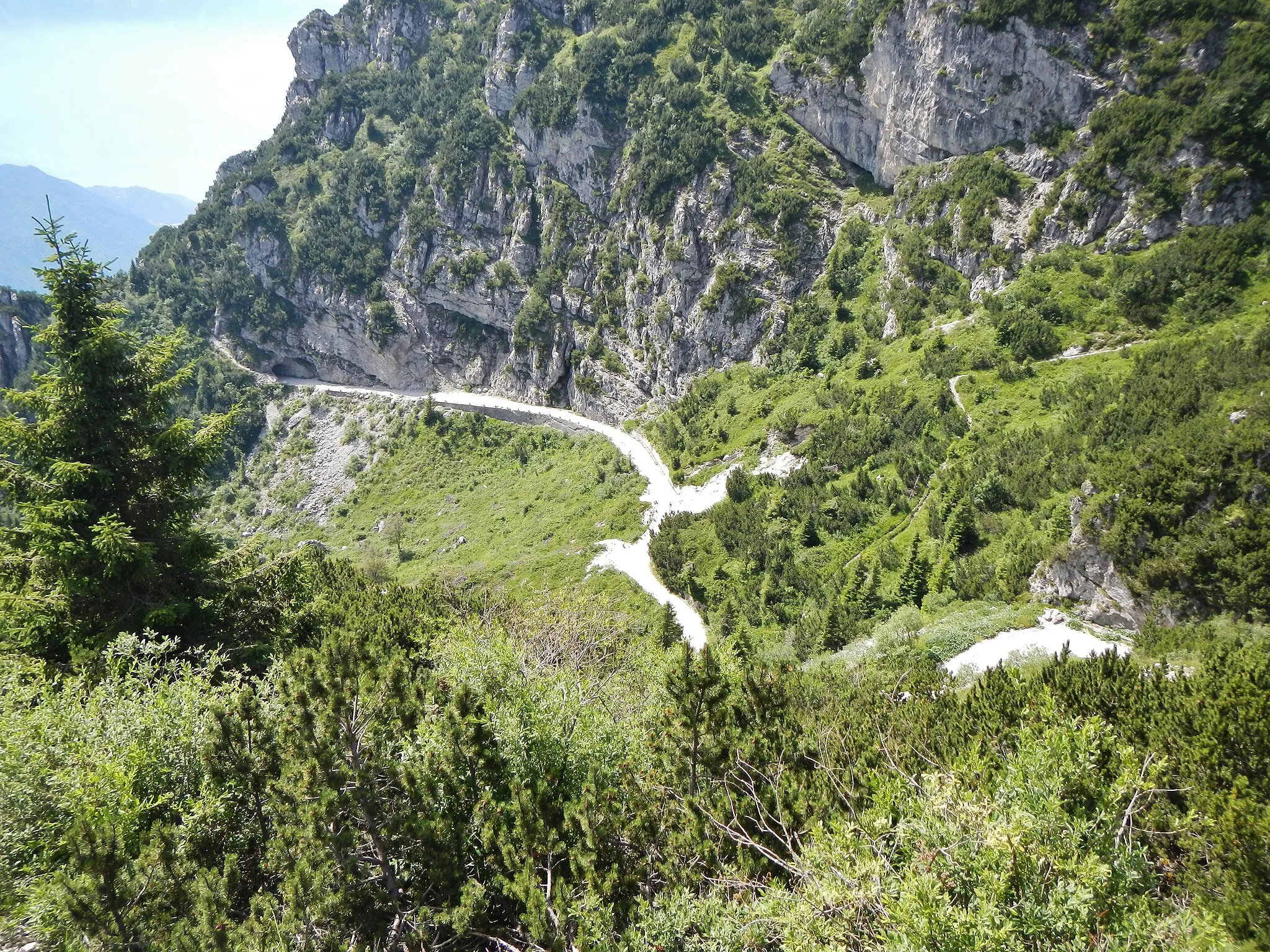 Photo showing: Weg zwischen Tremalzo und Rifugio degli Alpini - Passo Nota