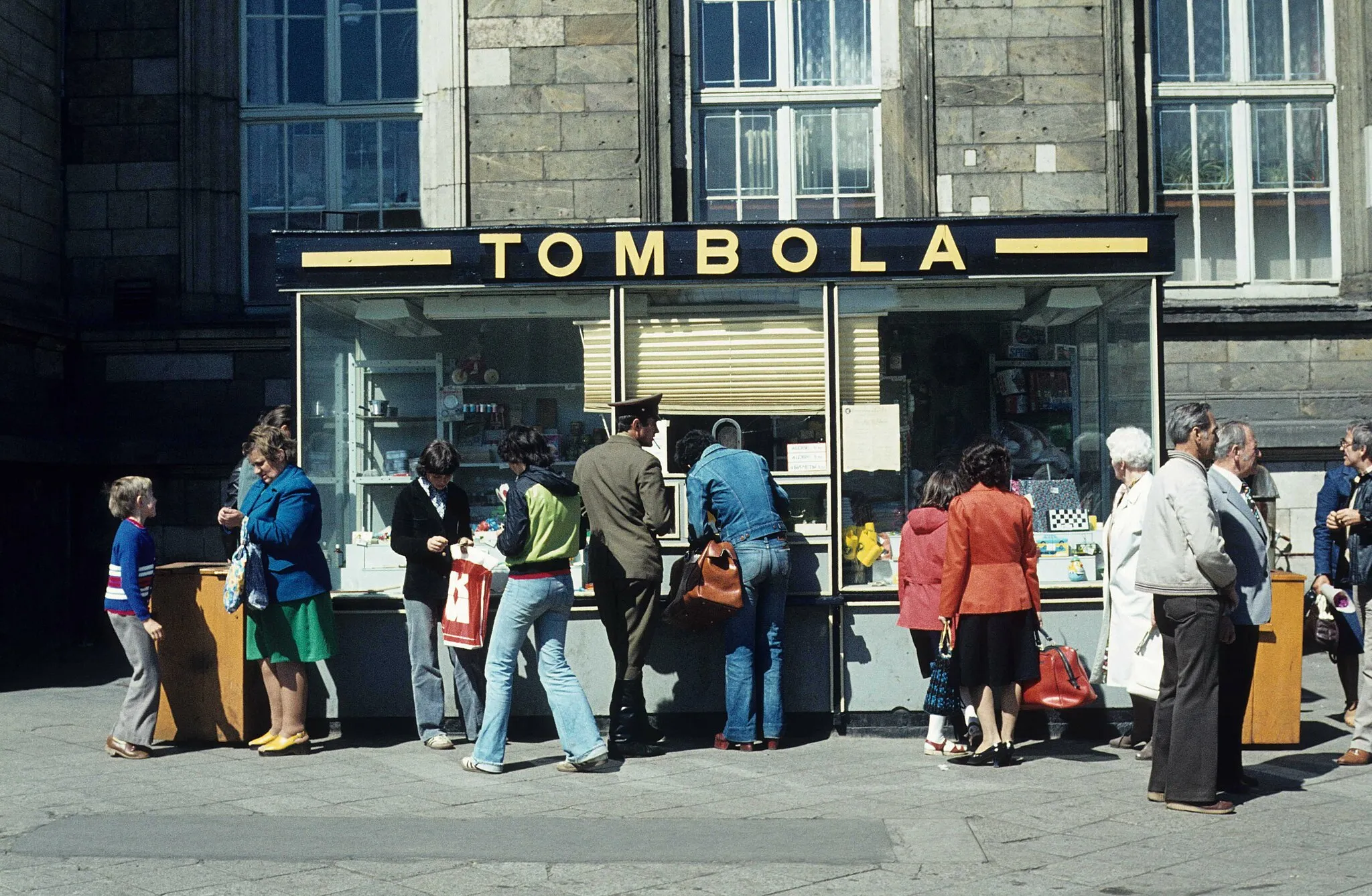 Photo showing: 1980-05. Tombola vor dem Magdeburger Hbf