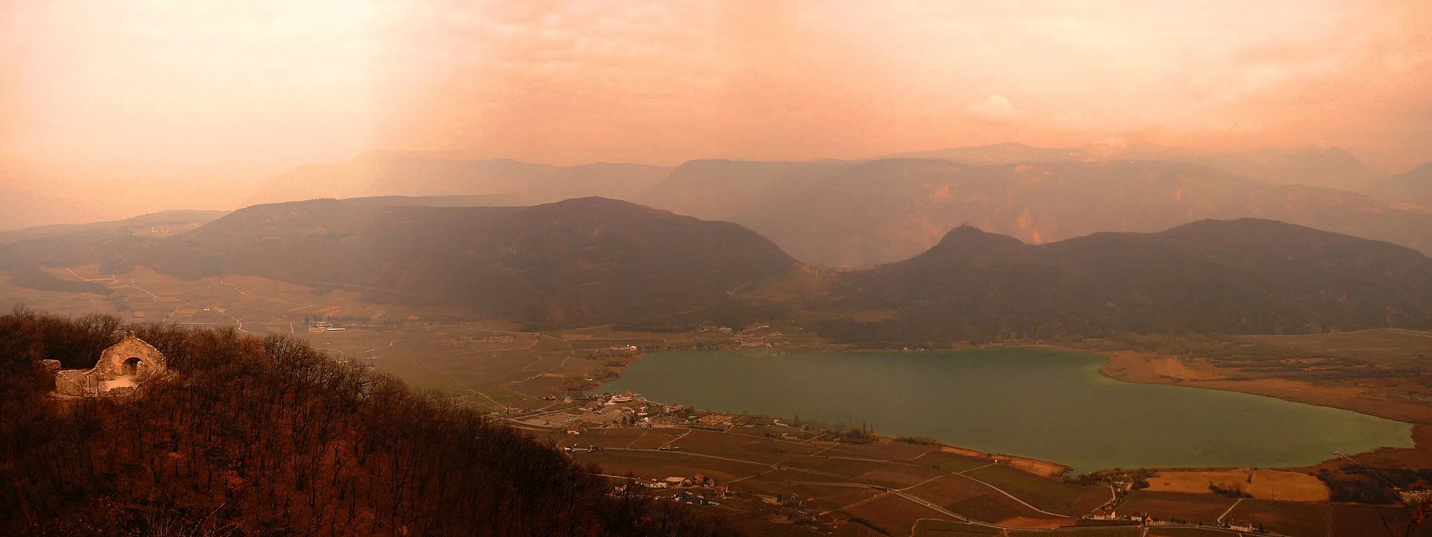 Photo showing: Il lago di Caldaro e il castechiro