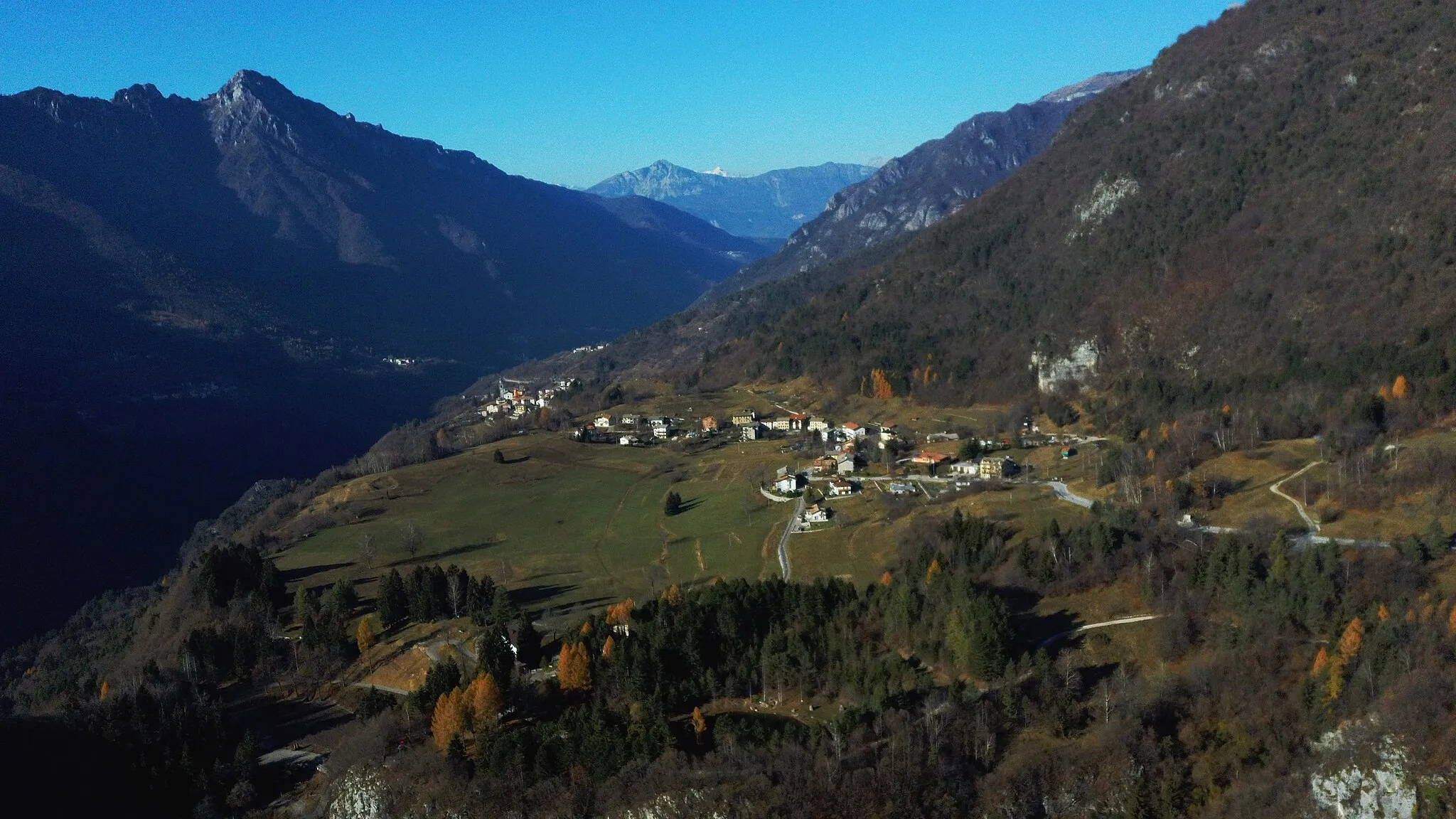 Photo showing: Vallarsa (Trentino, Italy); on the foreground, the town of Piano