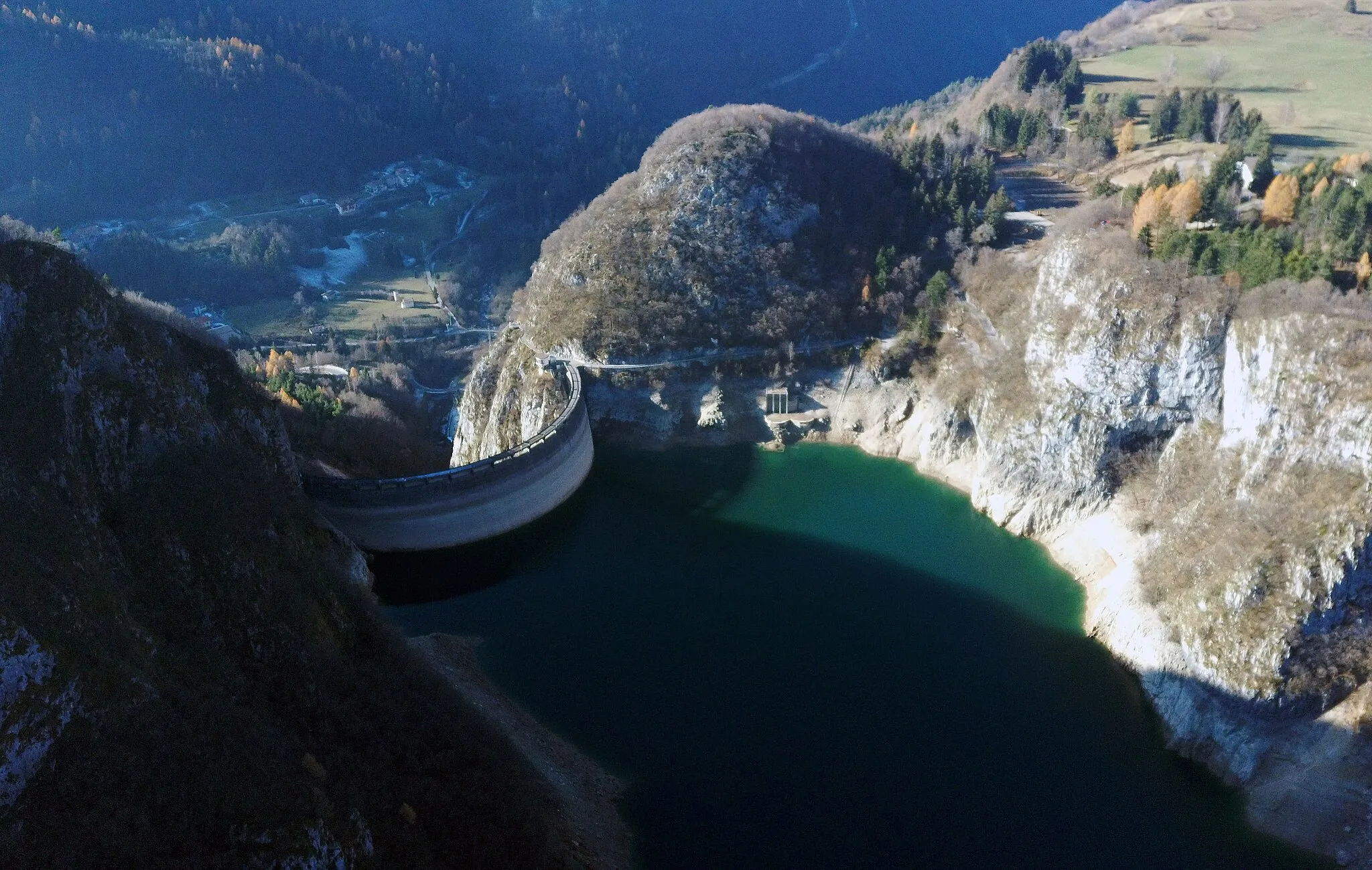 Photo showing: Speccheri Lake dam (Vallarsa, Trentino, Italy)