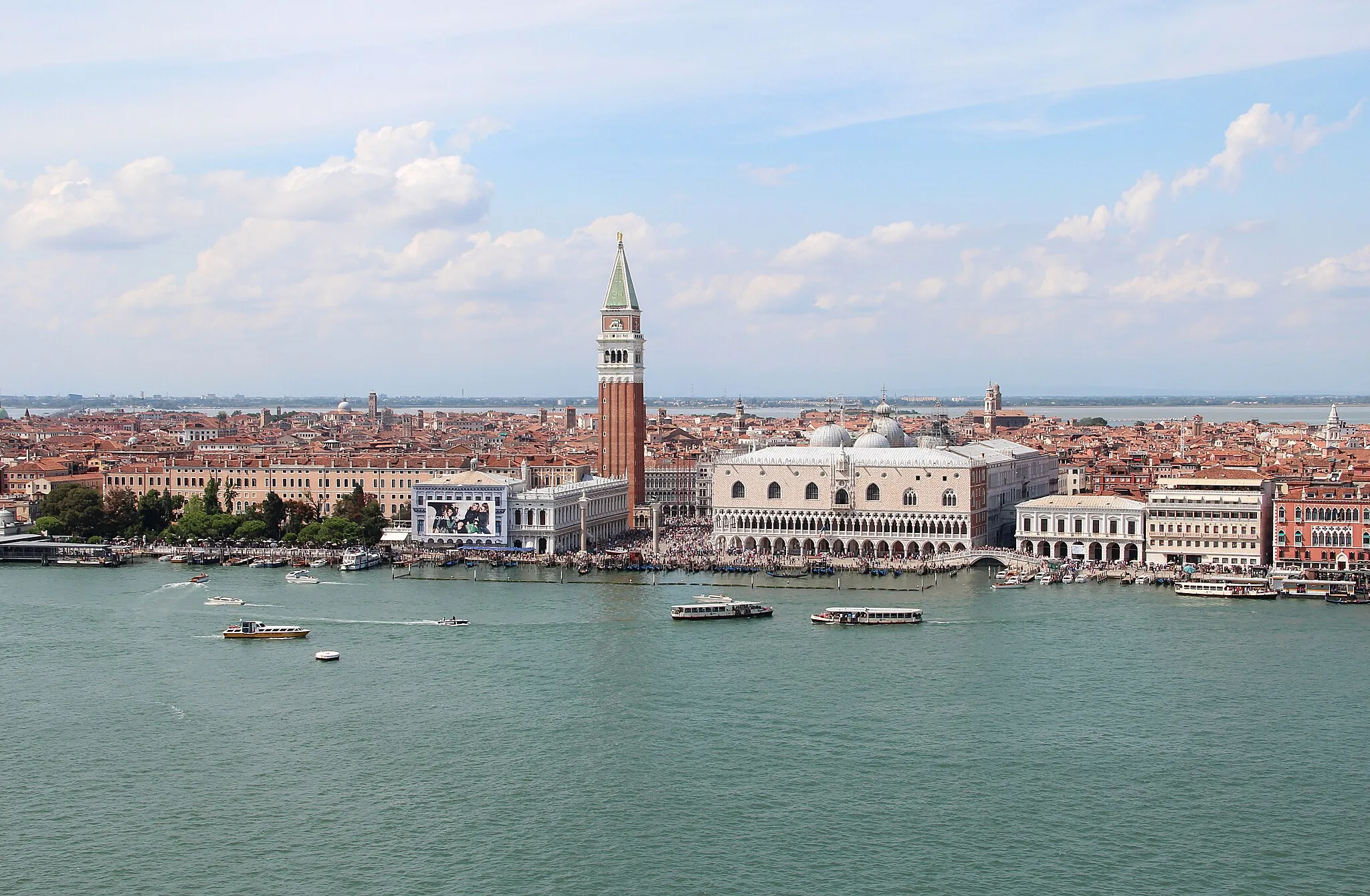 Photo showing: Le Bacino di San Marco, le palais des Doges , la basilique Saint-Marc, la Piazzetta San Marco, la Biblioteca Marciana, le campanile et les sestieri de San Marco et du Castello vus du campanile de la basilique San Giorgio Maggiore à Venise (Italie).