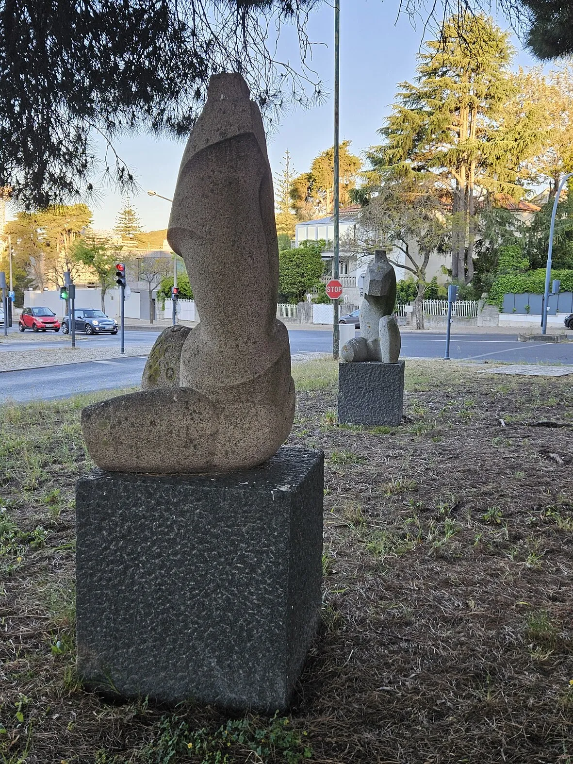 Photo showing: "Amor", conjunto de duas esculturas de Dorita de Castel-Branco, no Restelo, Lisboa. Constituido por Torso de Homem e Torso de Mulher esculpidos no início da década de 70 por Dorita de Castel-Branco, em granito cinzento, assentando sobre base cúbica em granito mais escuro. Funcionam, desde 1971, como motivo decorativo de um triângulo ajardinado na confluência das Avenidas D. Vasco da Gama, do Restelo e das Descobertas.[1]