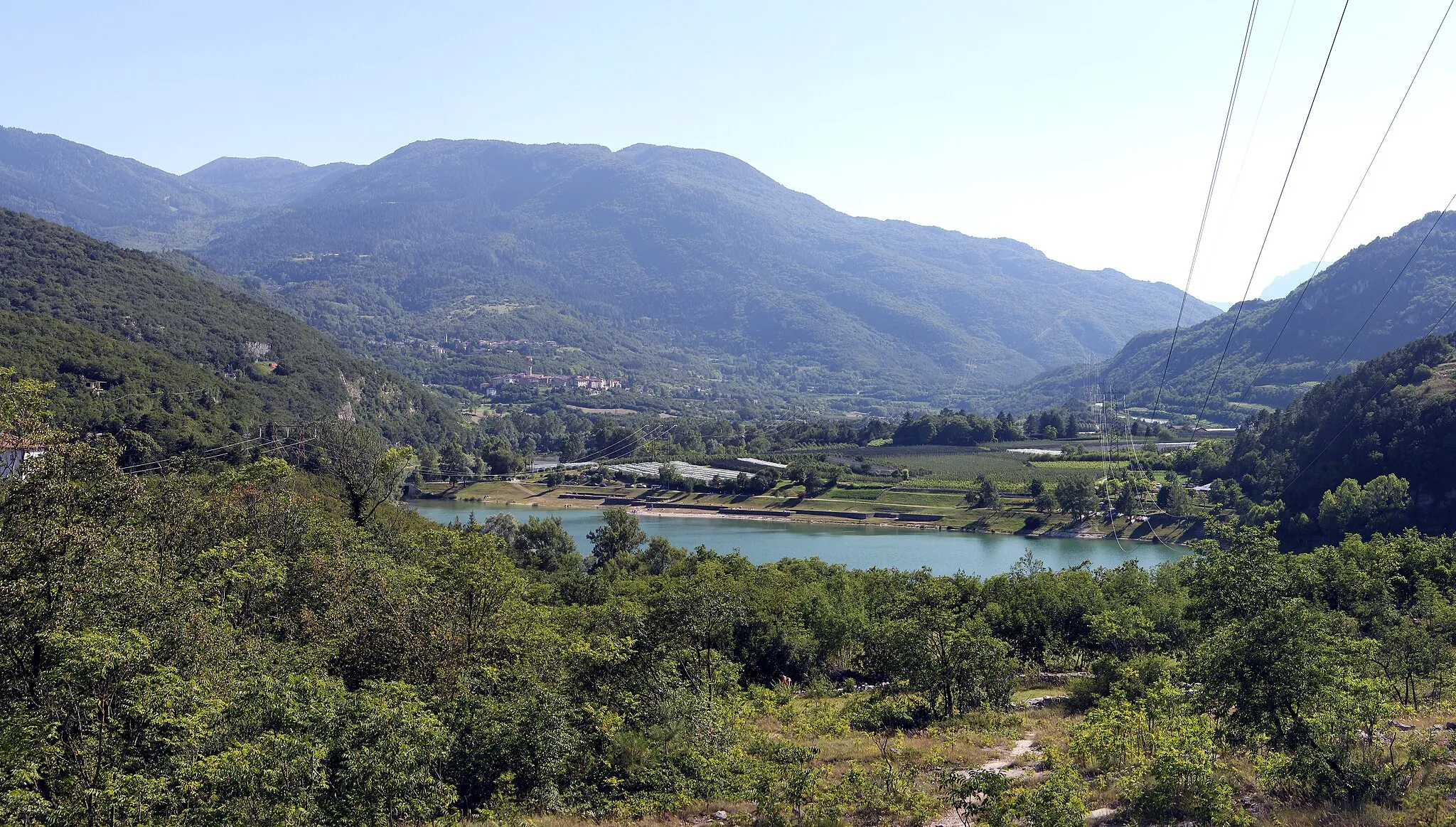 Photo showing: Terlago (Italy): lake Terlago from north-east. The villages (belonging to the municipality of Trento) of Baselga del Bondone and Vigolo Baselga can be seen in the distance .