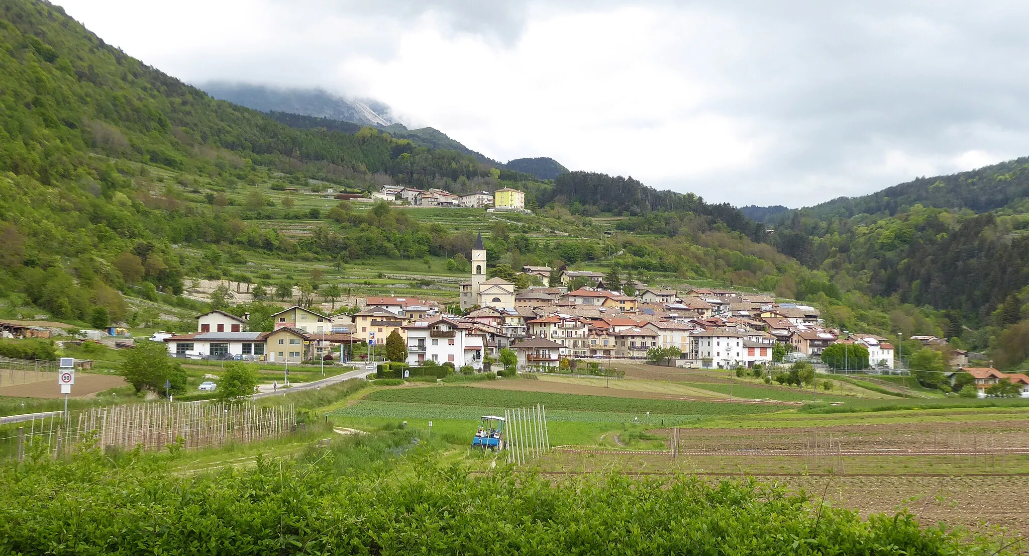 Photo showing: Pannone and Varano (Mori, Trentino, Italy)