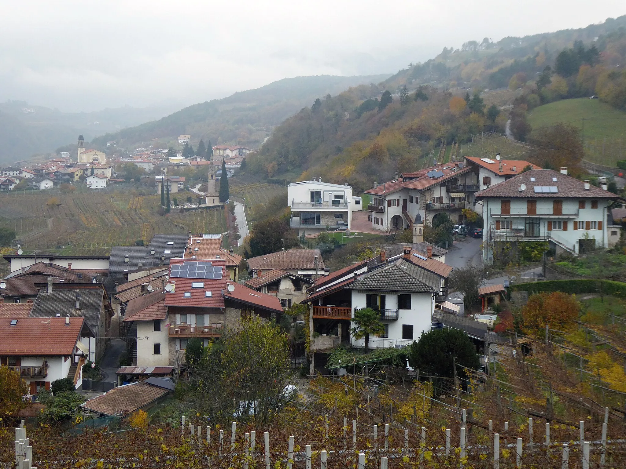 Photo showing: View of Cortesano (Trento); on the background the town of Vigo Meano.