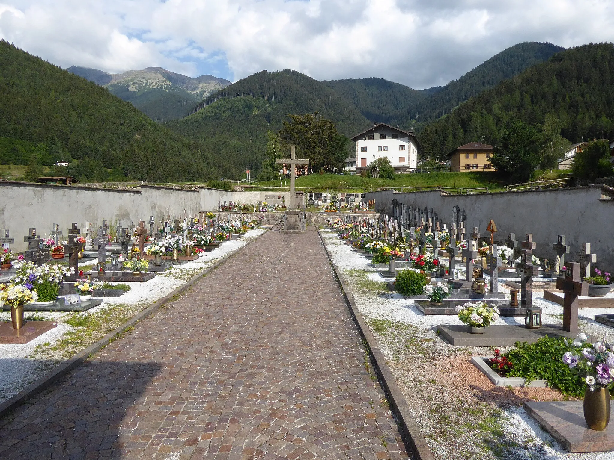 Photo showing: Cemetery of Brusago (Bedollo, Trentino, Italy)