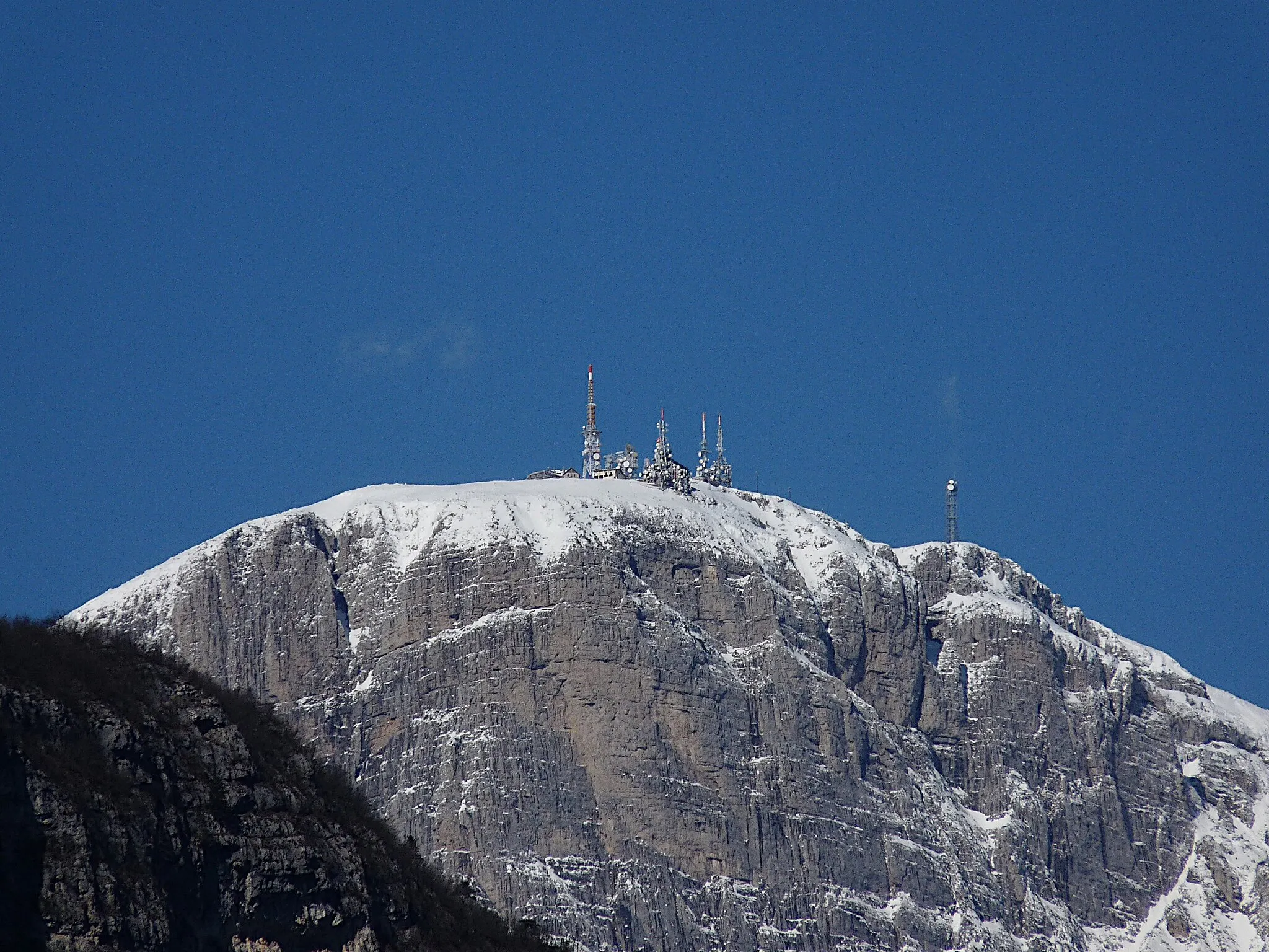 Photo showing: Trento (Italy): the top of mount Paganella (with lots of antennas and radio towers) viewed from the village of Vela