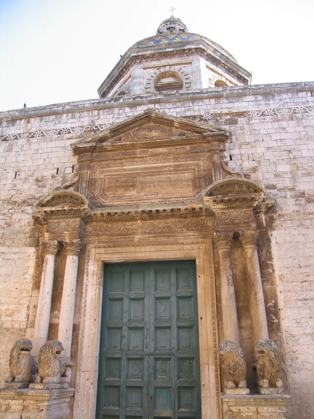 Photo showing: Conversano, Puglia, Italia Portone