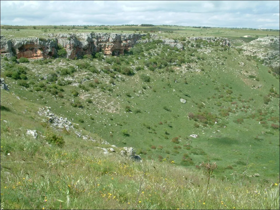 Photo showing: Pulo di Altamura, Italy. Sinkhole -- Doline