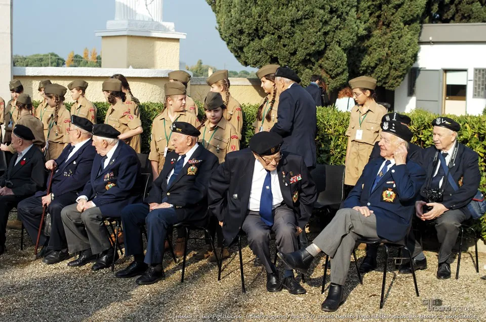 Photo showing: Gli ultimi veterani del 2° Corpo Polacco.
Il veterano a sinistra, con il bastone, fu ricoverato nell'allora ospedale polacco di Casamassima.
