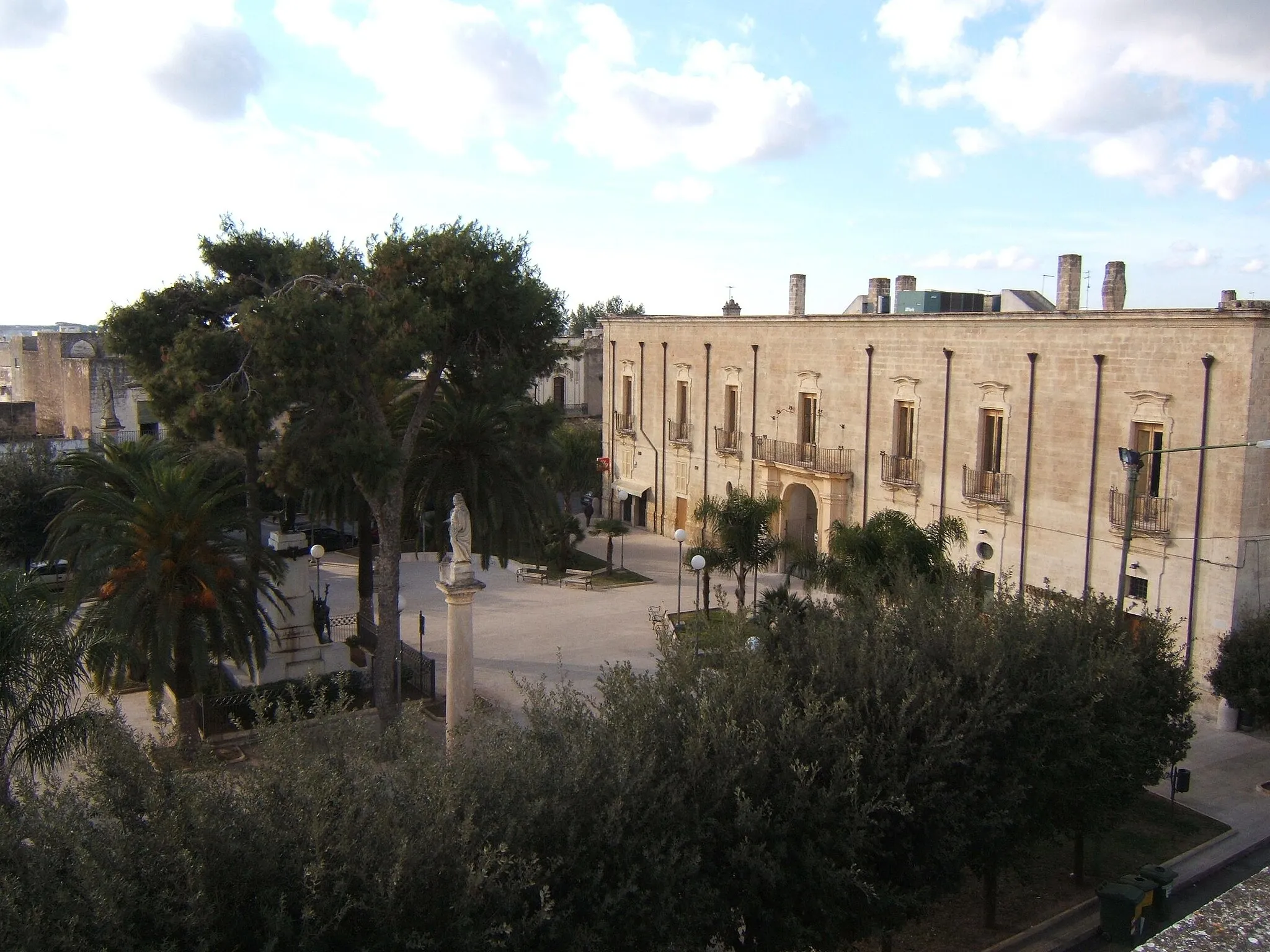 Photo showing: phoenix84, Vista della facciata principale del Palazzo Ducale e delle Colonne di Santa Irene e di Santa Lucia ad Erchie.