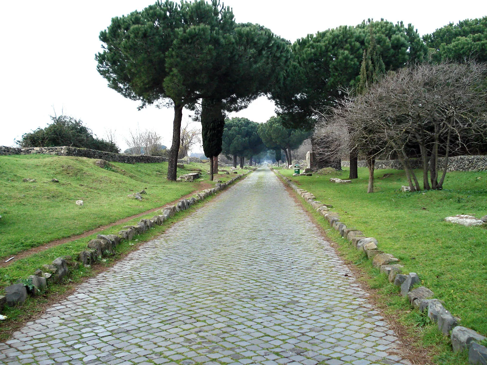 Photo showing: Via Appia Antica, on the southern suburbs of Rome, 2007.