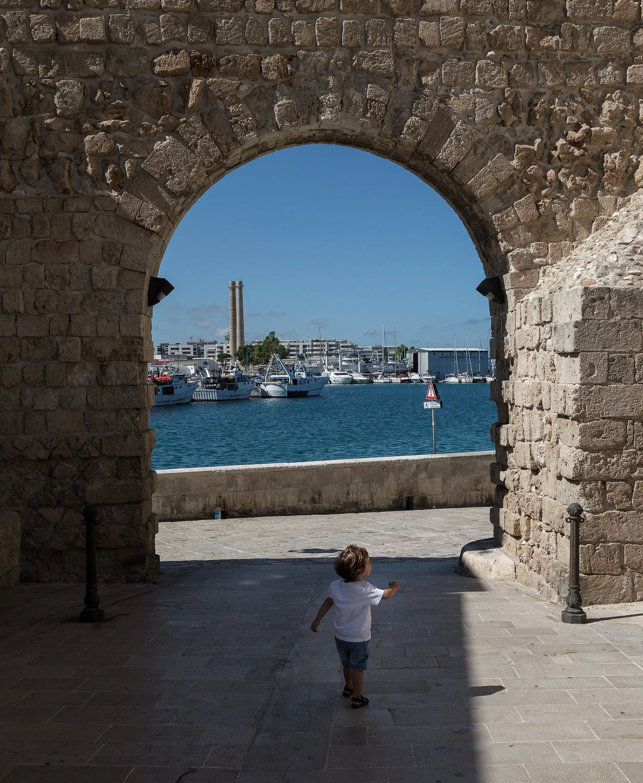 Photo showing: Gabriel at the Castle of Carlo V, Monopoli, Italy (PPL1-Corrected)