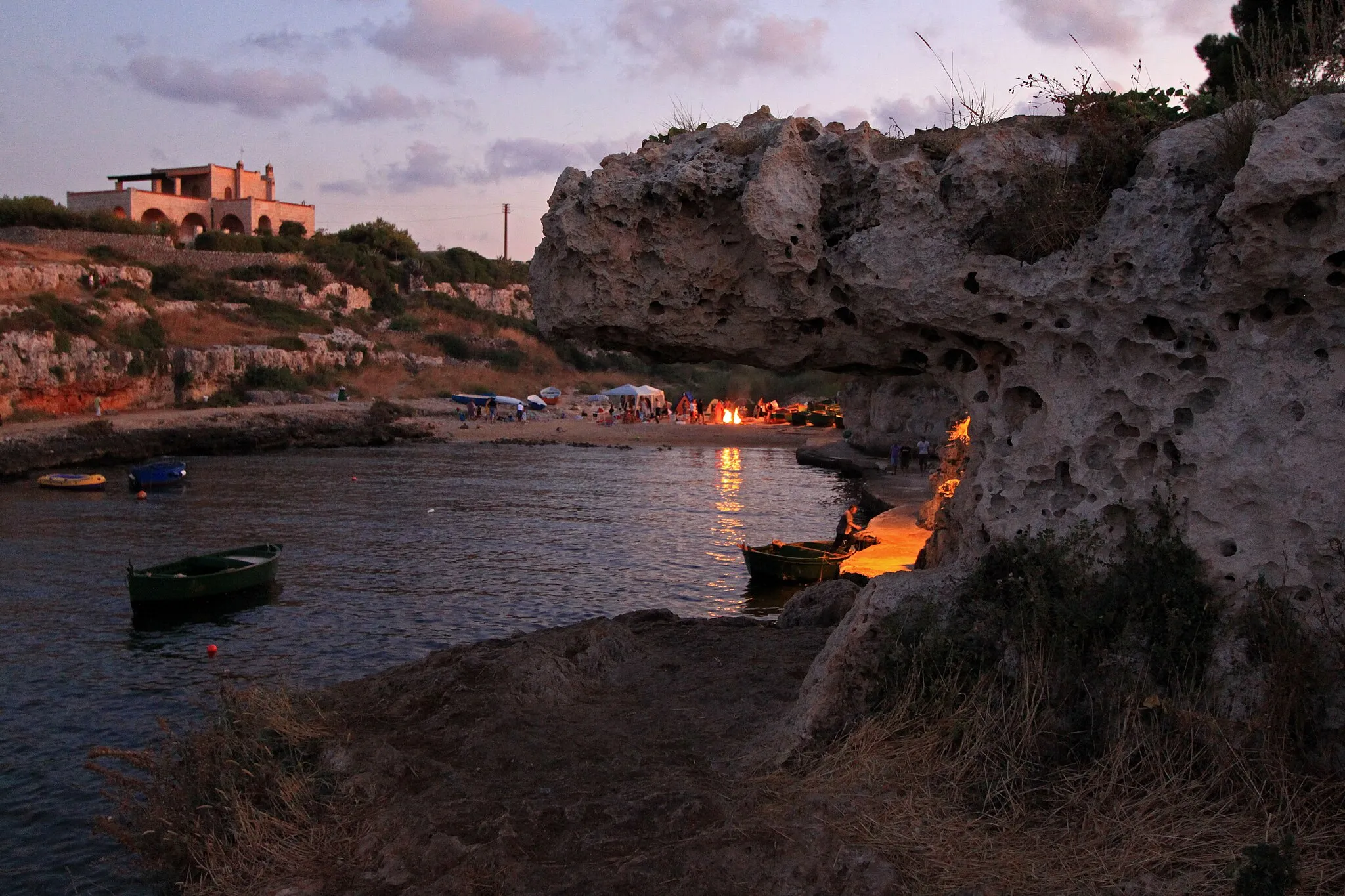 Photo showing: Falò a Cala Incina