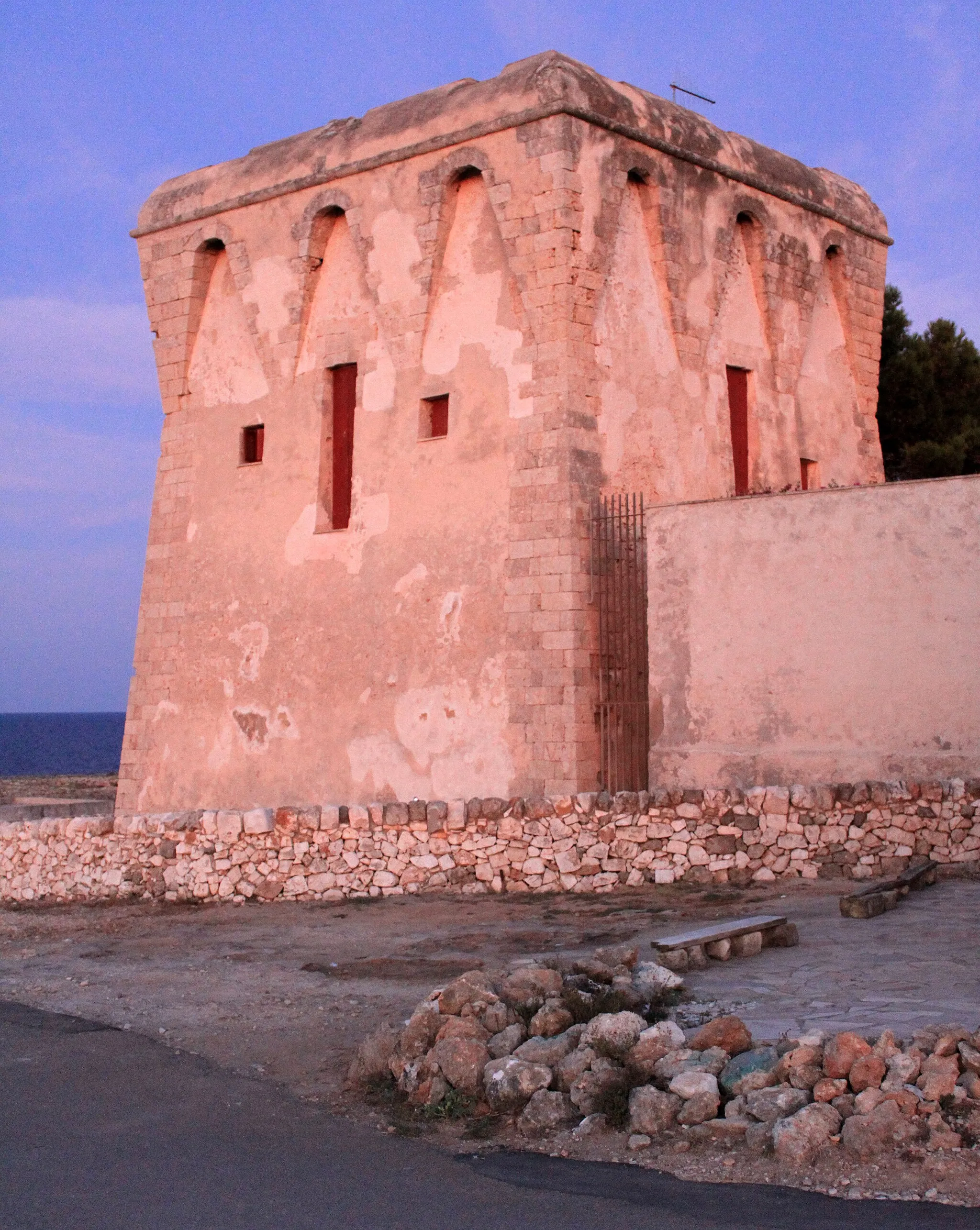 Photo showing: Torre Incina (o Incine), nel territorio di Polignano, tra Polignano e Monopoli.