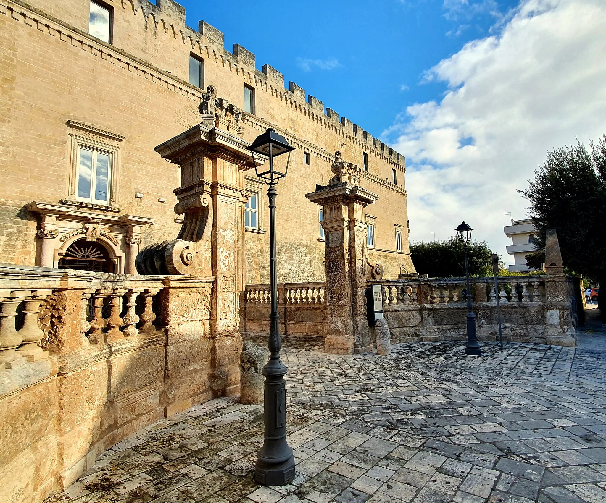 Photo showing: Veduta del Castello-Palazzo Imperiali dall'accesso di via Municipio, in Francavilla Fontana (BR)