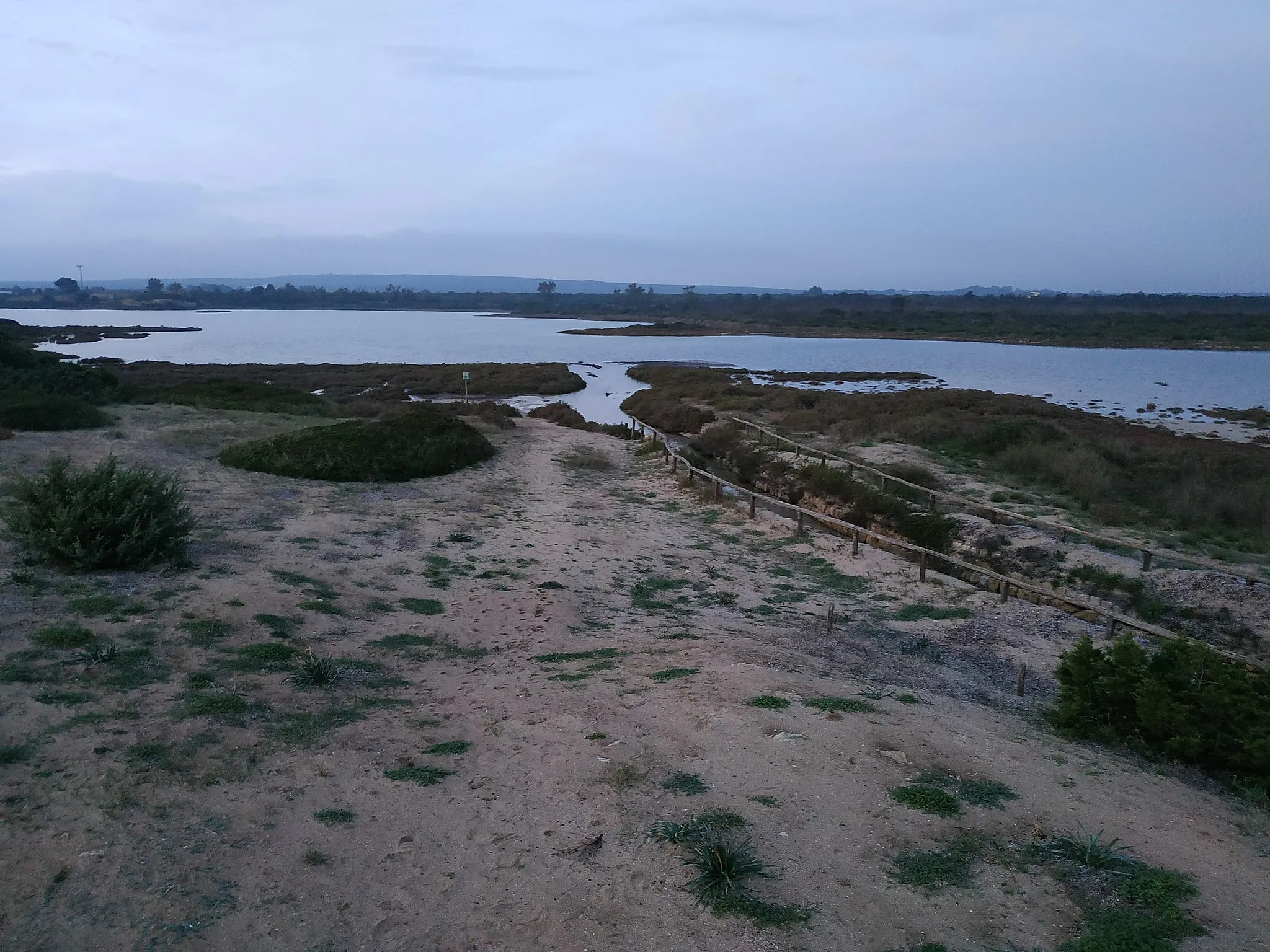 Photo showing: Il canale per far entrare l'acqua marina nella Salina A Torre Colimena