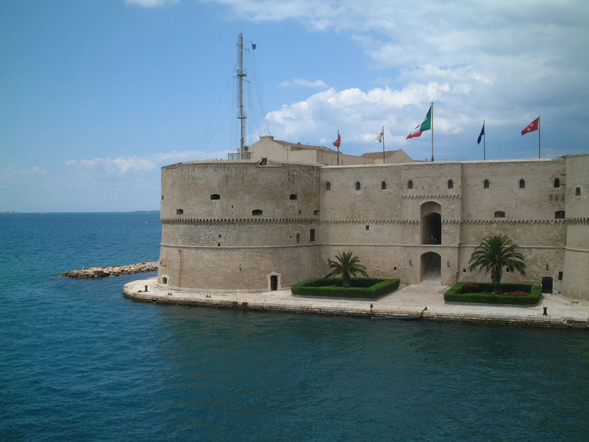 Photo showing: Castello Aragonese. Photo taken in Tarant Puglia Italy.