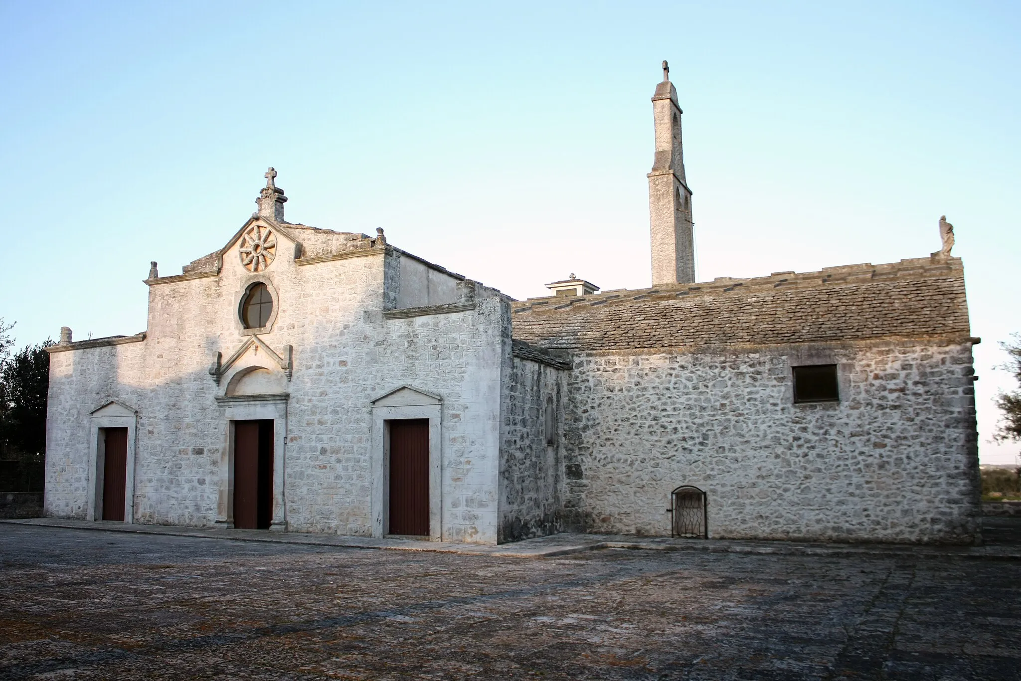 Photo showing: Santuario Madonna d'Ibernia, Cisternino. Lungo la strada Cisternino-Monti
