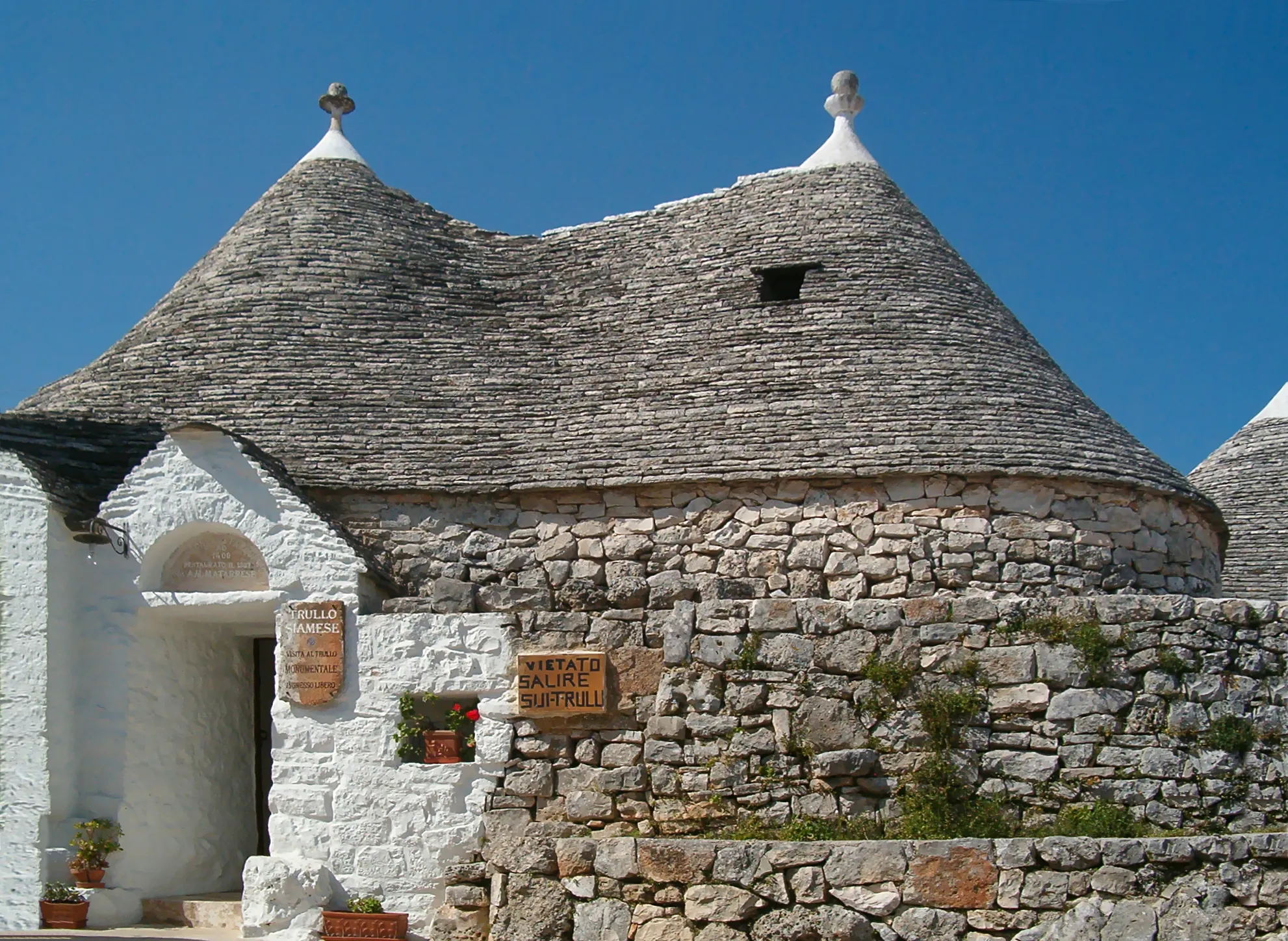 Photo showing: Trulli di Alberobello, Italy

Il "Trullo siamese"