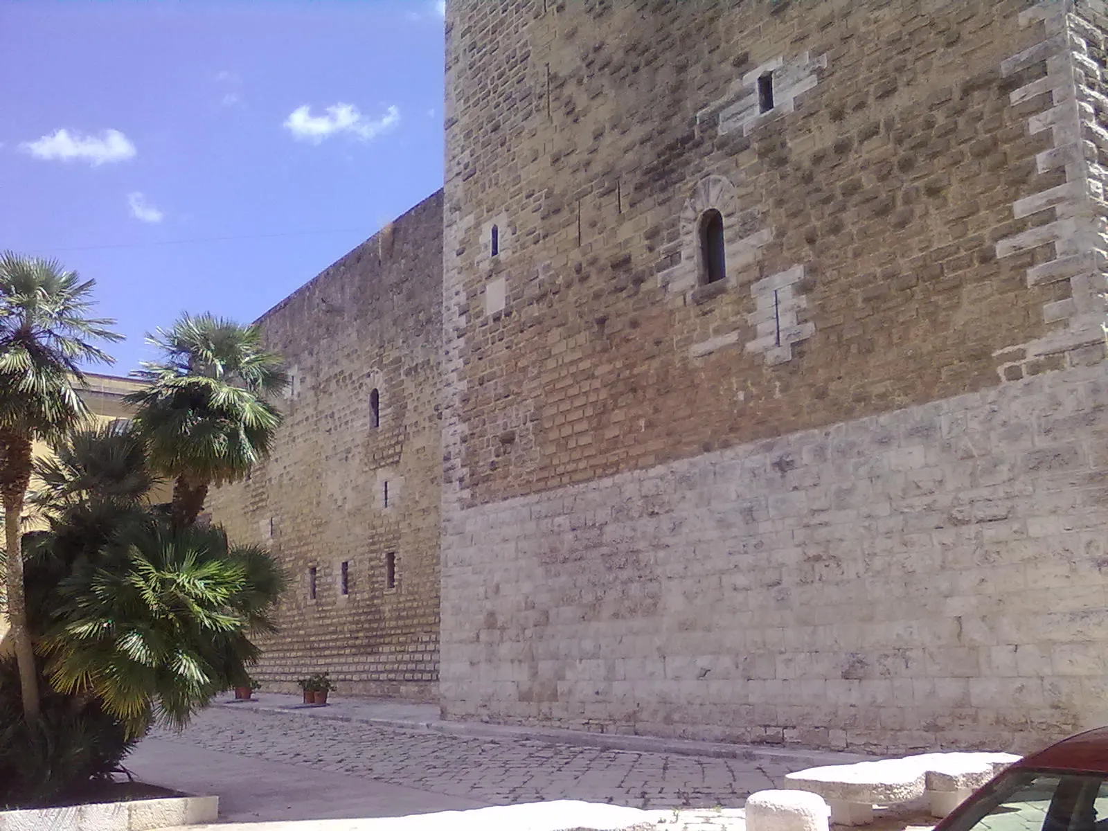 Photo showing: Castello normanno-svevo, Gioia del Colle - Dettaglio del lato Ovest Licensing
Categoria:Gioia del Colle