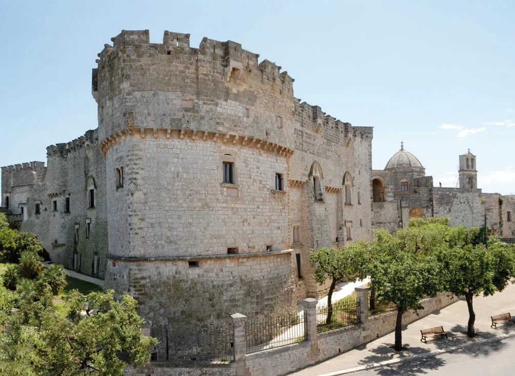Photo showing: Castello di Carovigno, particolare torre a mandorla