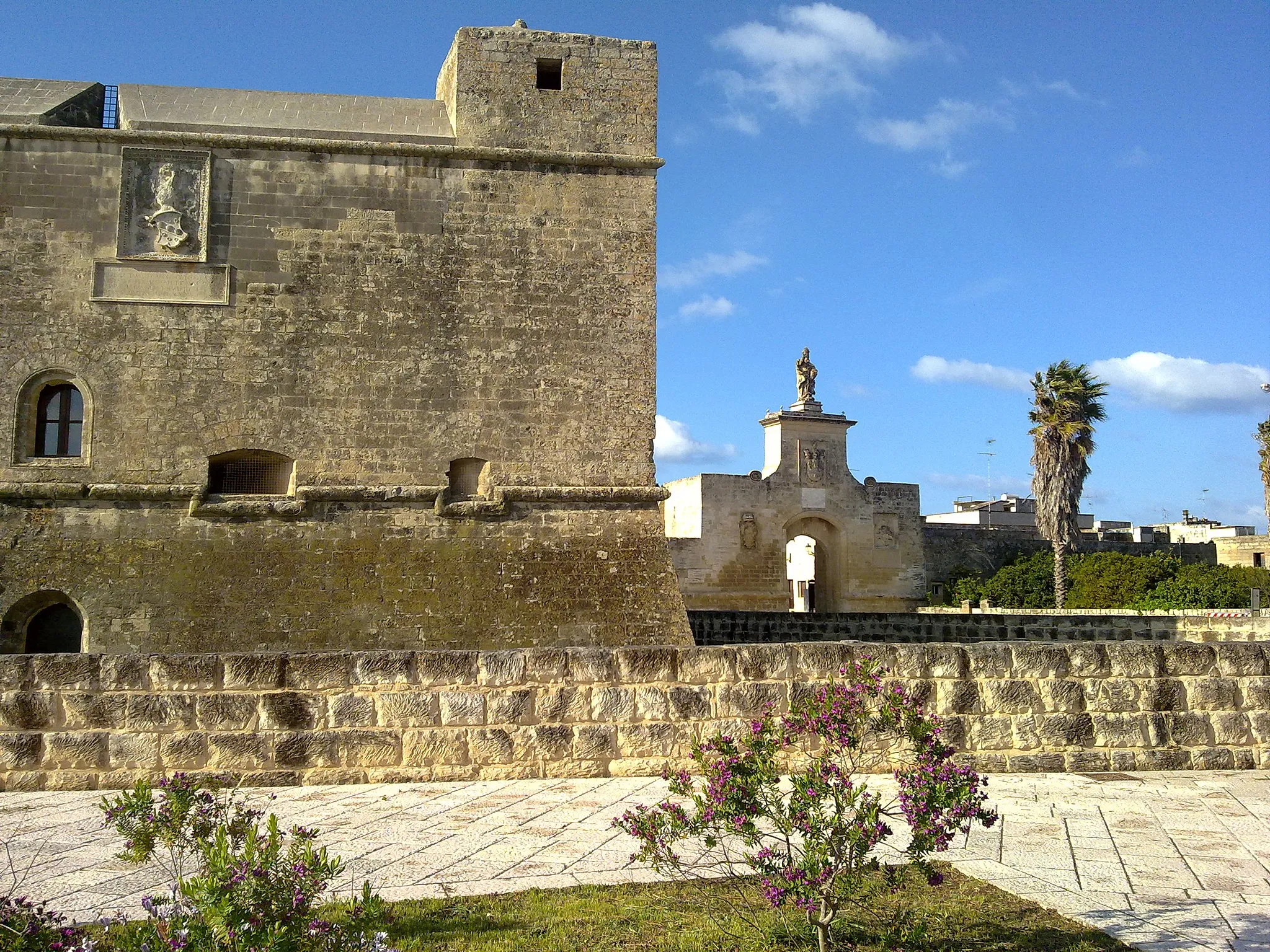 Photo showing: Acaya veduta del Castello e della porta, Lecce