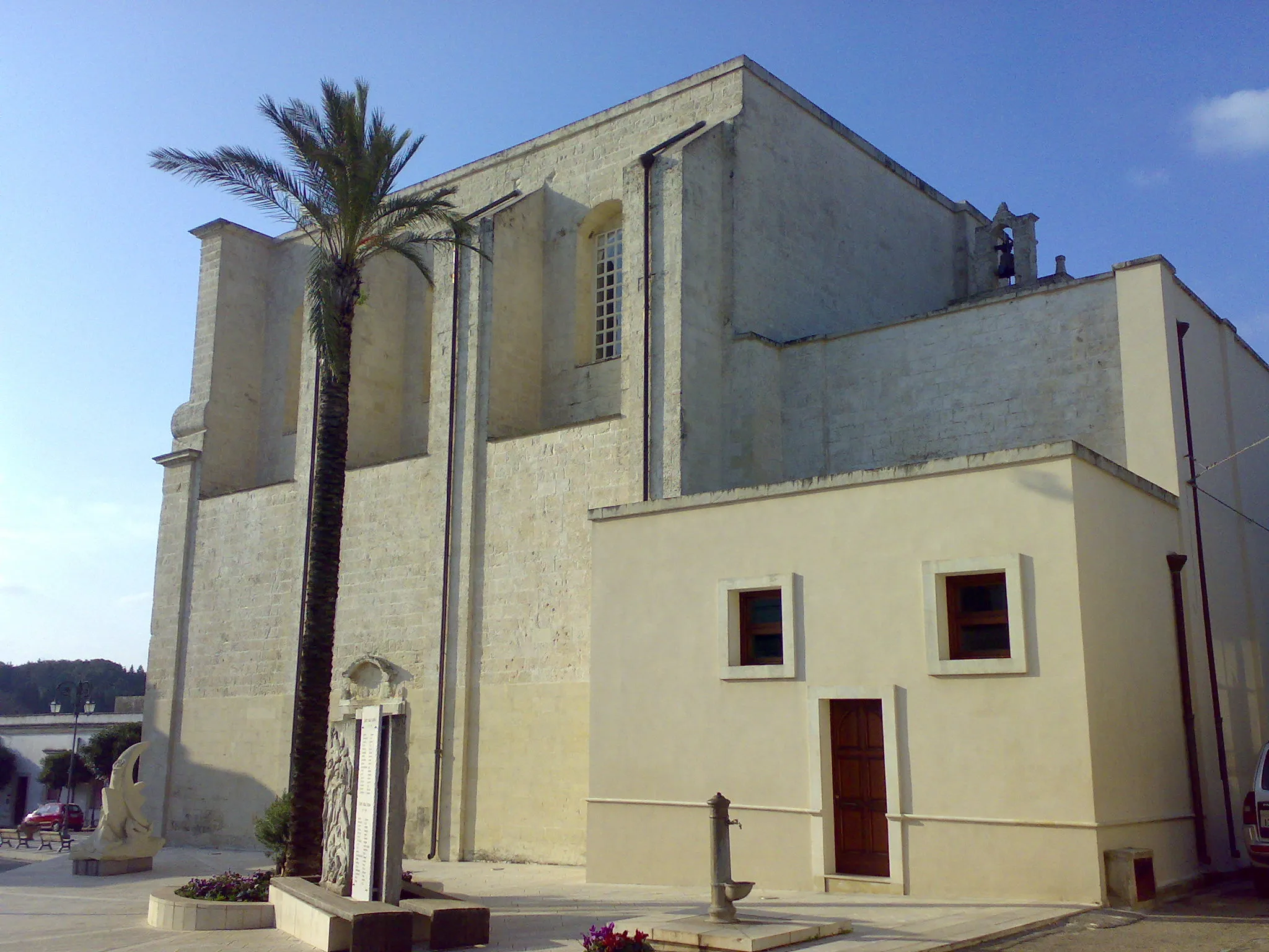 Photo showing: Borgagne, frazione del Comune di Melendugno: il Monumento ai Caduti sito al lato destro della Chiesa Madre della Presentazione del Signore.