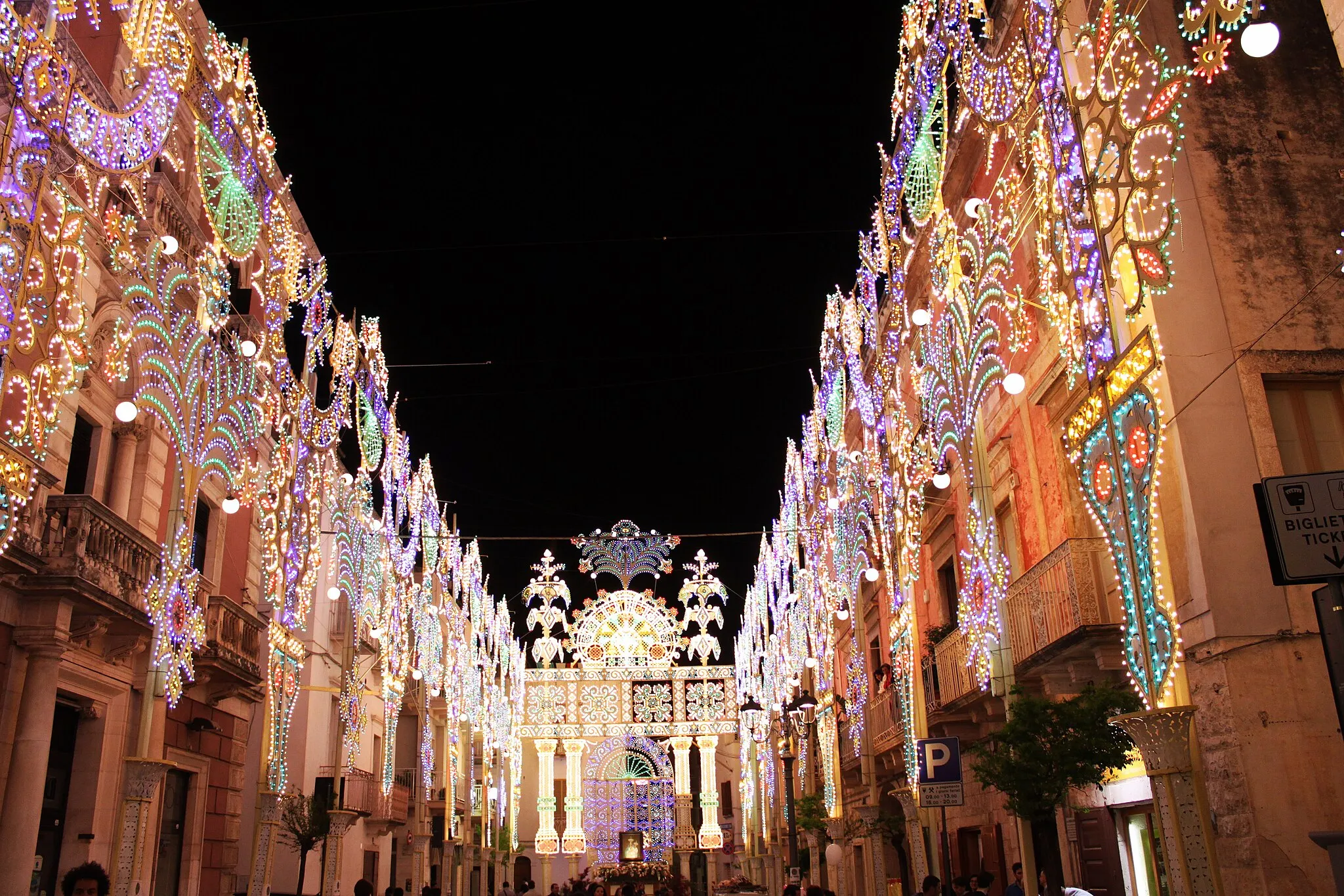 Photo showing: Luminarie della Festa d'Aprile di Castellana Grotte in Corso Italia, foto di Giandomenico Laera, 2012)