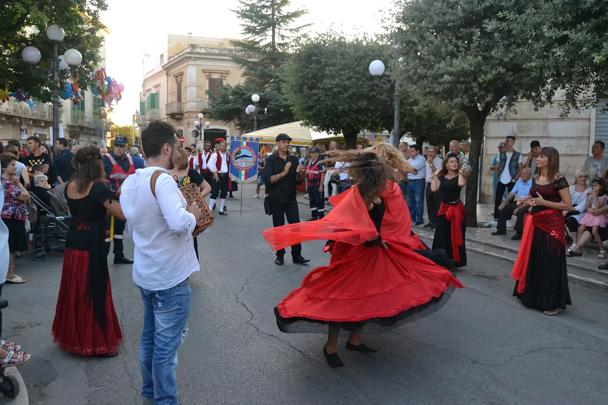 Photo showing: Esibizione di un gruppo folkloristico durante il Festival dei Tammurr a Grumo Appula