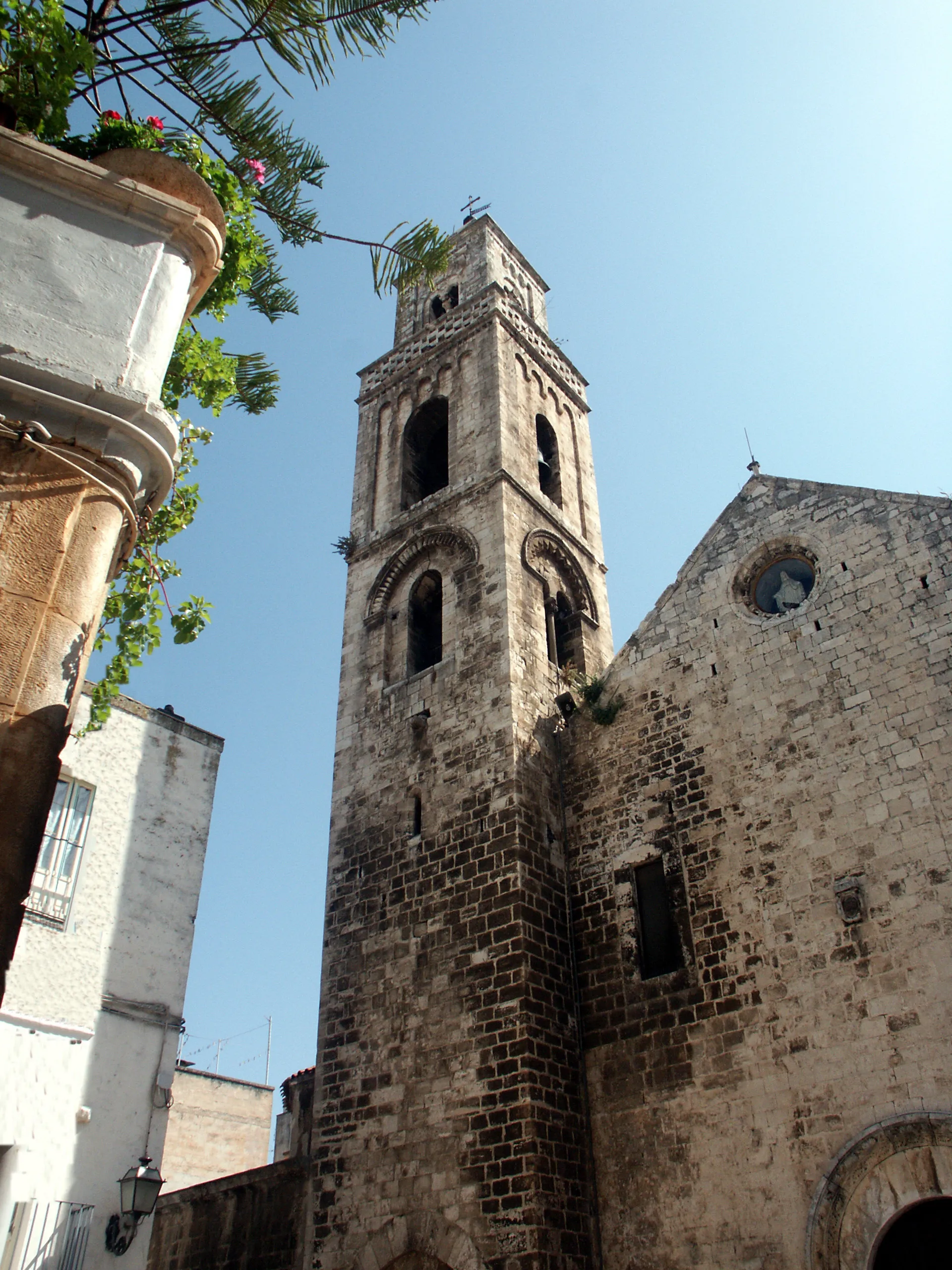 Photo showing: Collegiata di Santa Maria della Pace, chiesa madre di Noicattaro: parte della facciata e campanile.