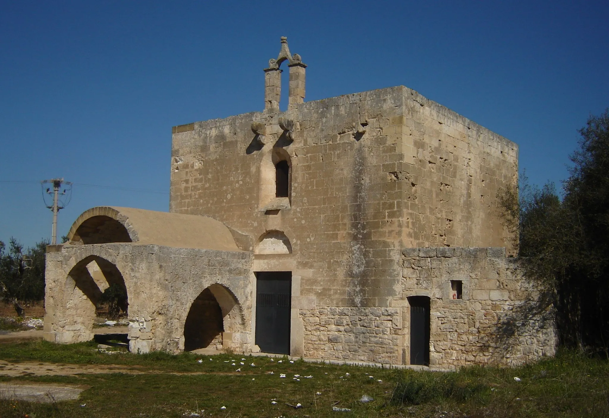 Photo showing: L'edificio immortalato in foto è la Chiesa rurale dell'Annunziata; un'antica chiesa sita nei pressi della provinciale Bitonto-Aeroporto di Palese, al confine tra il comune di Bari e quello di Bitonto. Ho scattato io stesso questa fotografia con la mia macchina fotografica digitale, la mattina di sabato 25 febbraio 2012 e concedo la foto in licenza libera. Una volta portato il file sul mio pc, ho ritagliato un po' i bordi con il programma Microsoft Office Picture Manager. L'edificio in questione é ora di proprietà del comune di Bitonto.