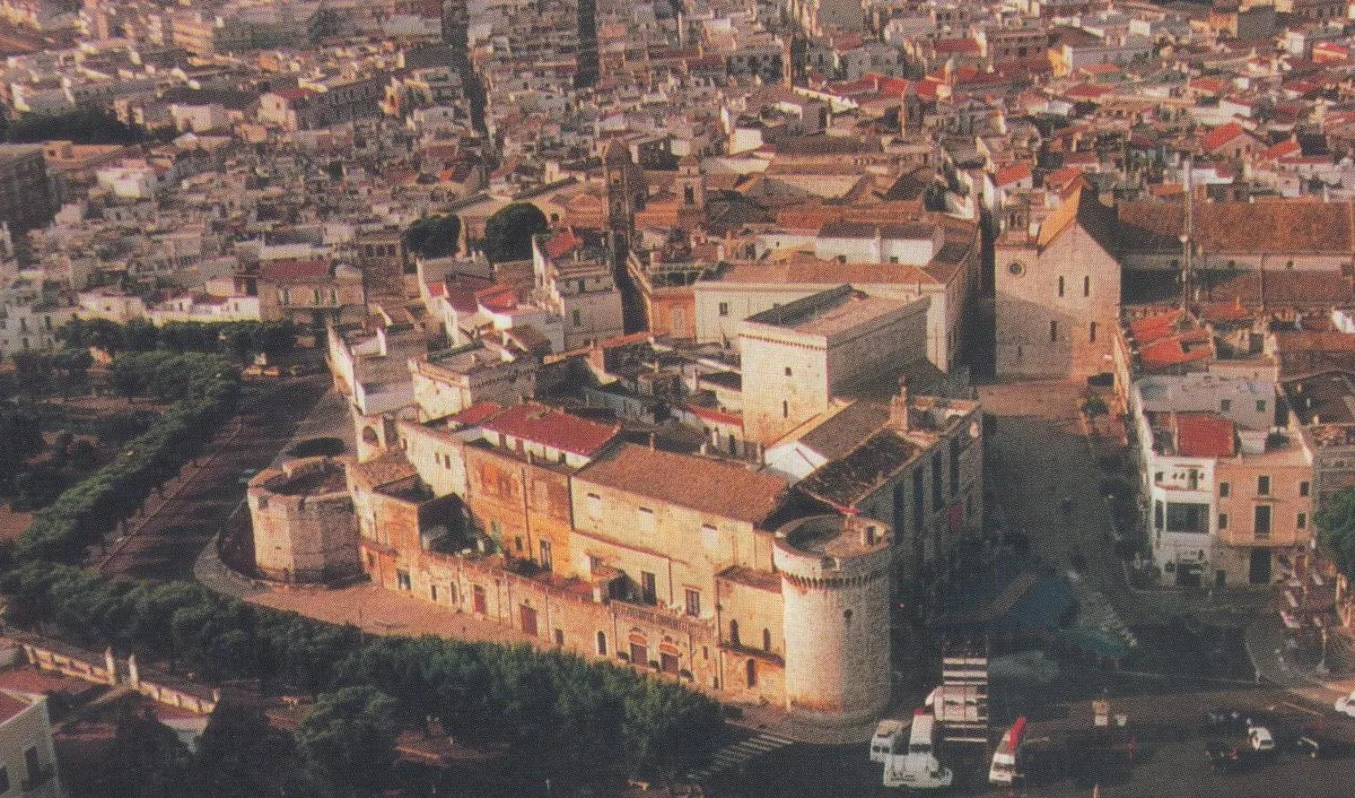 Photo showing: Conversano, Castello (foto aerea di Francesco Totaro, 1992)