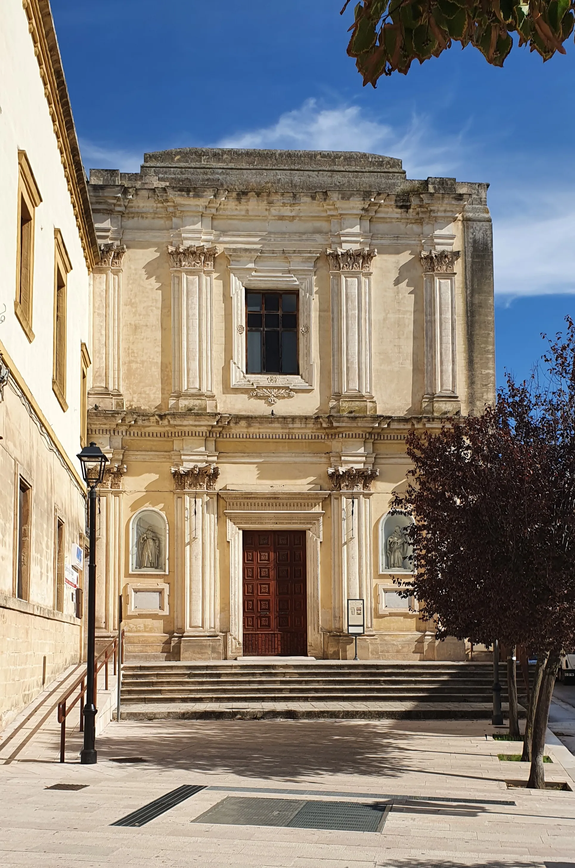 Photo showing: Vista della facciata della Chiesa di Maria Ss. del Carmine in Francavilla Fontana (BR), prospiciente Largo M.llo Antonio Dimitri (carabiniere)