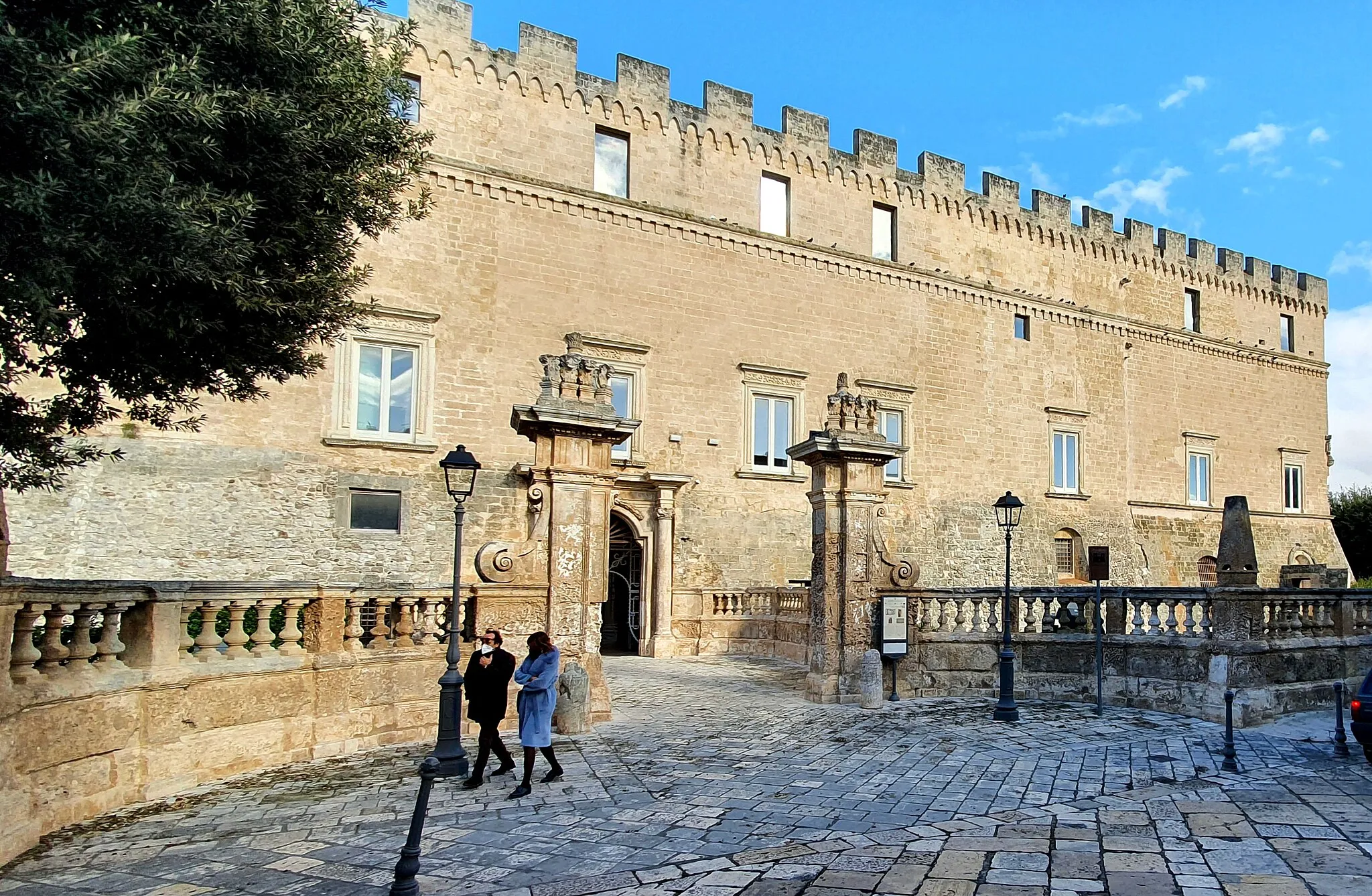 Photo showing: Prospetto SUD ed entrata principale del Castello-Palazzo Imperiali, visti da via Municipio in Francavilla Fontana (BR)