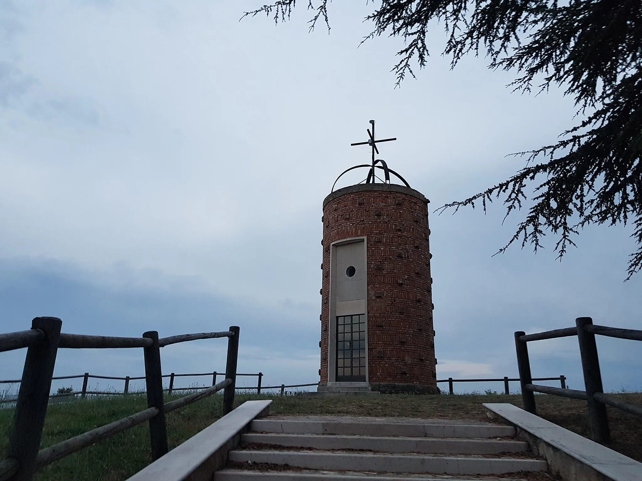 Photo showing: Die Kappelle mit Aussichtsplattform "La Cappellina" in Castelnuovo della Daunia.