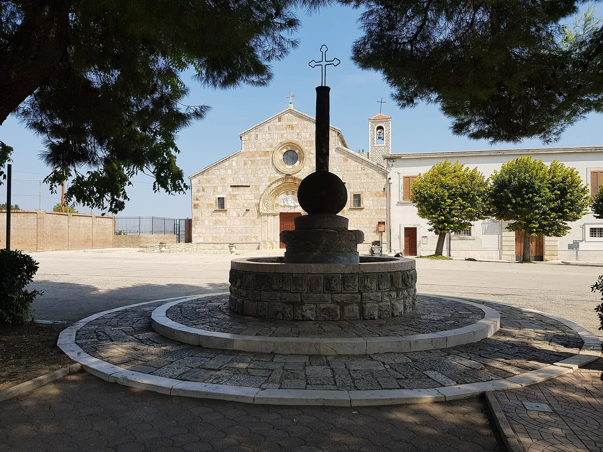 Photo showing: Blick auf den "Convento Santa Maria Maddalena" mit Springbrunnen im Vordergrund.