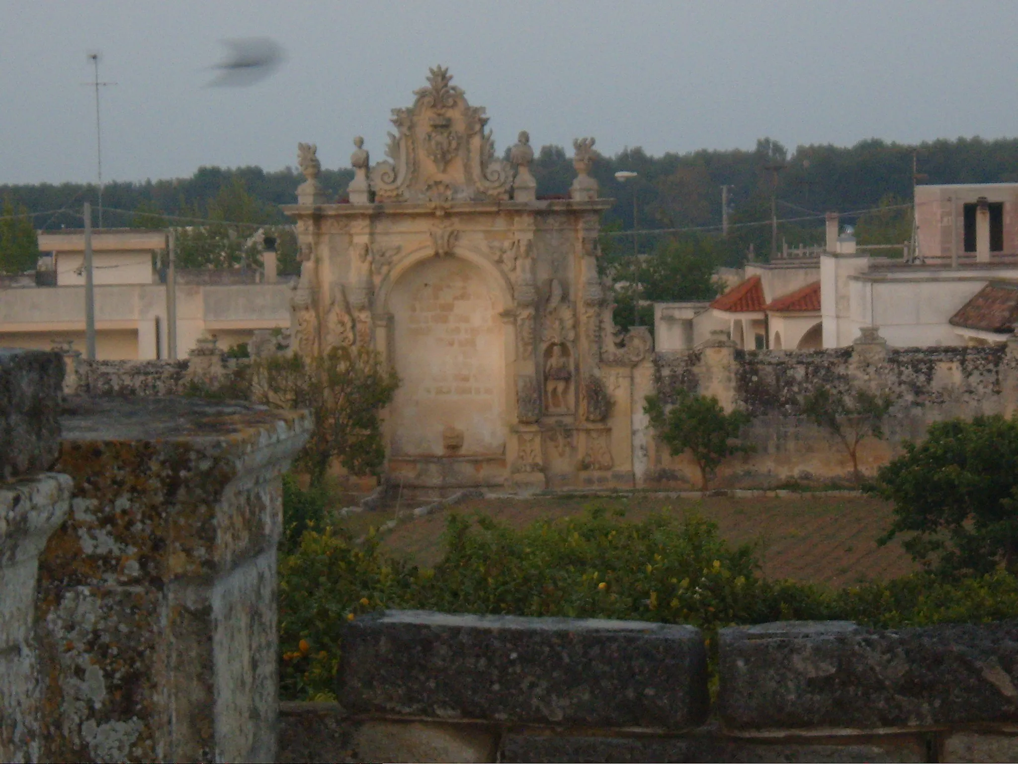 Photo showing: Fountain inside the garden of Cannole castle, Province of Lecce - Apulia (Italy)